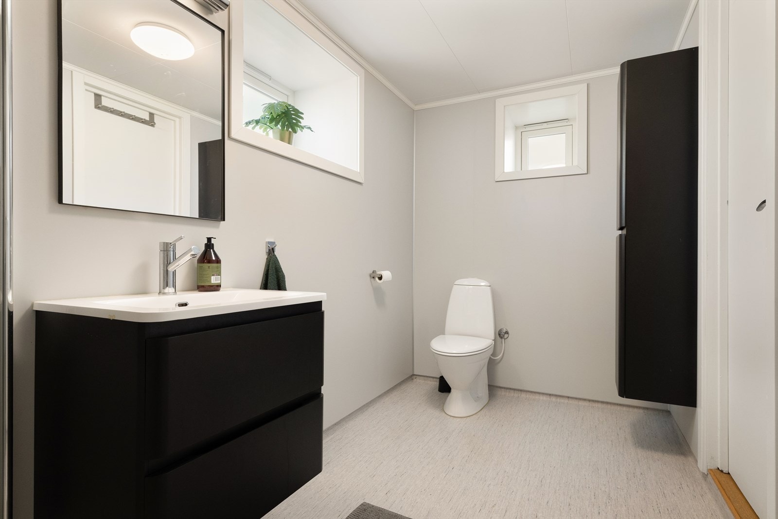 Badet i kjelleren ble pusset opp i 2020 og er innredet med dusj, toalett og baderomsinnredning med heldekkende servant. Det er varmekabler i gulvet. Galleribilde