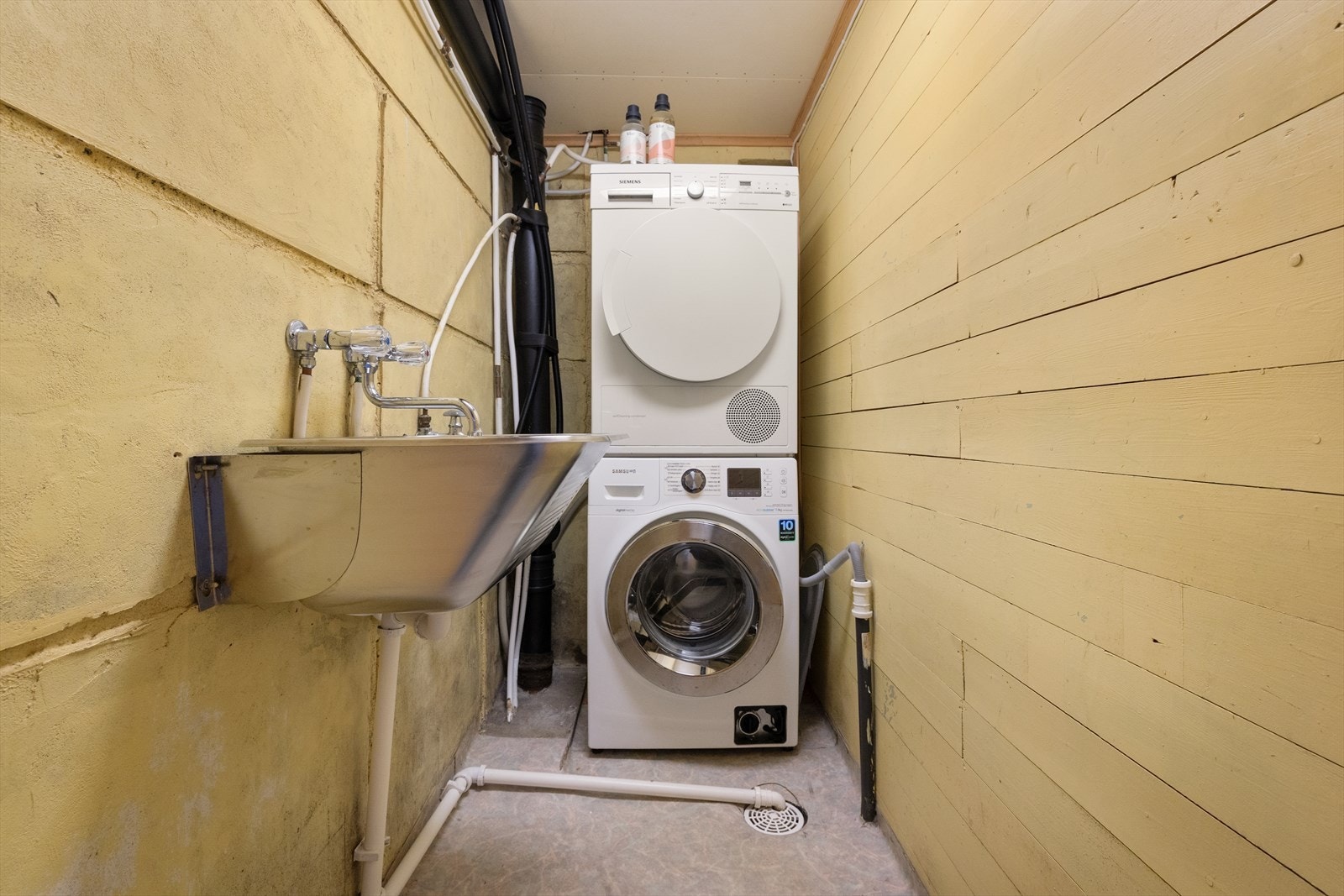 Boligen har i tillegg separat vaskerom med utslagsvask og opplegg for vaskemaskin. Galleribilde