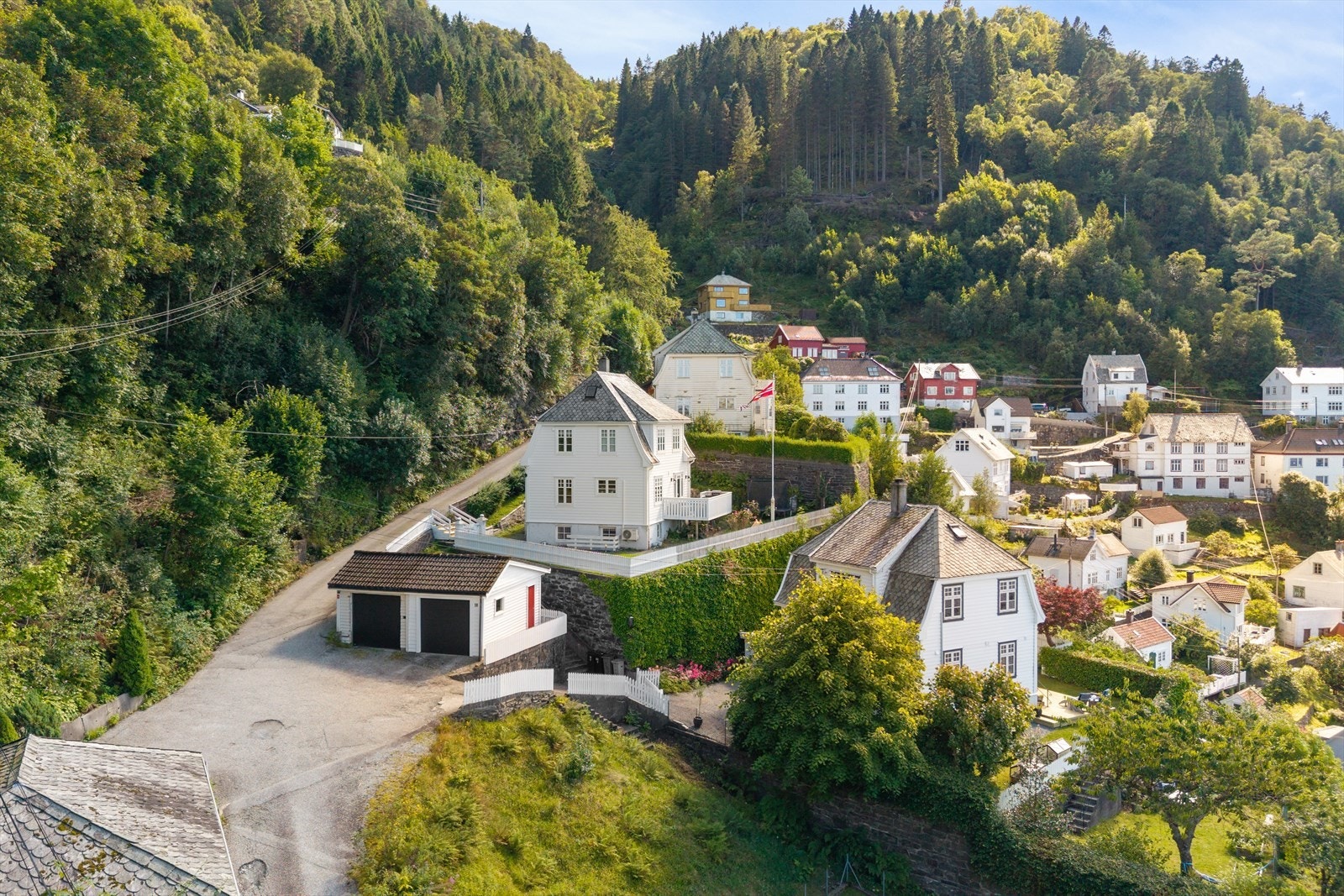 Eiendommen disponerer én plass i en dobbelgarasje som deles med nabo. Elbil-lader medfølger. Galleribilde