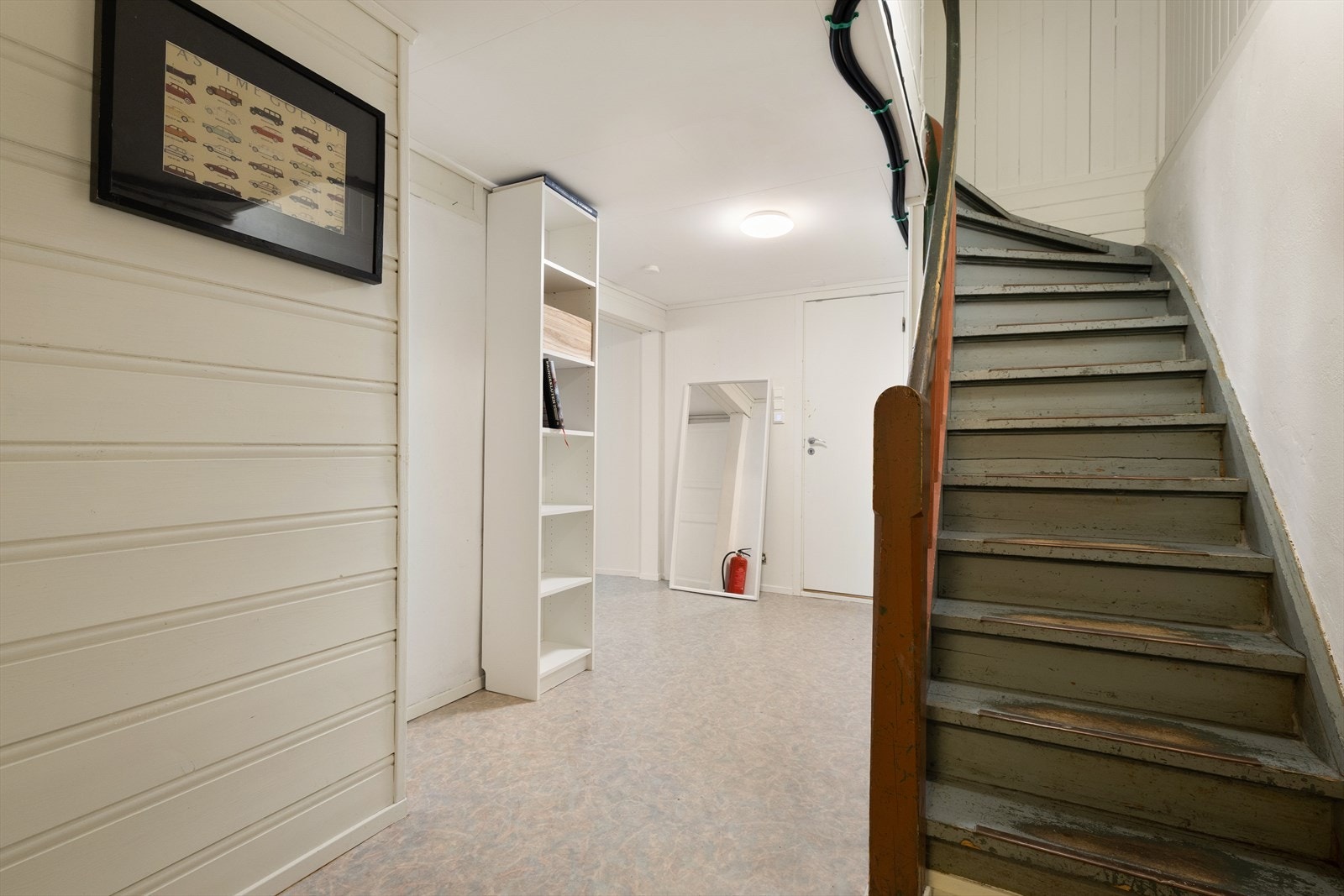 Kjelleretasjen er innredet med kjellerstue, kjøkken, bad og vaskerom. Galleribilde