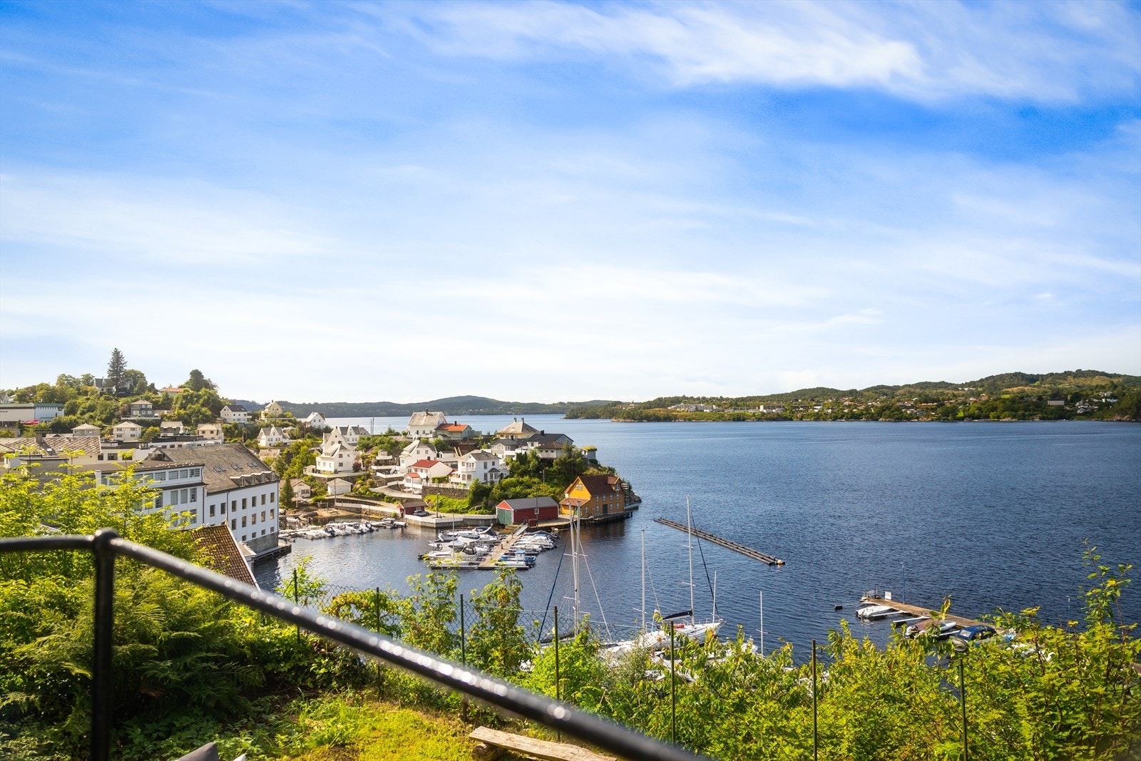 Nærhet til båhavn (med båtplass), sjø, fiske og saltvannbasseng. Galleribilde