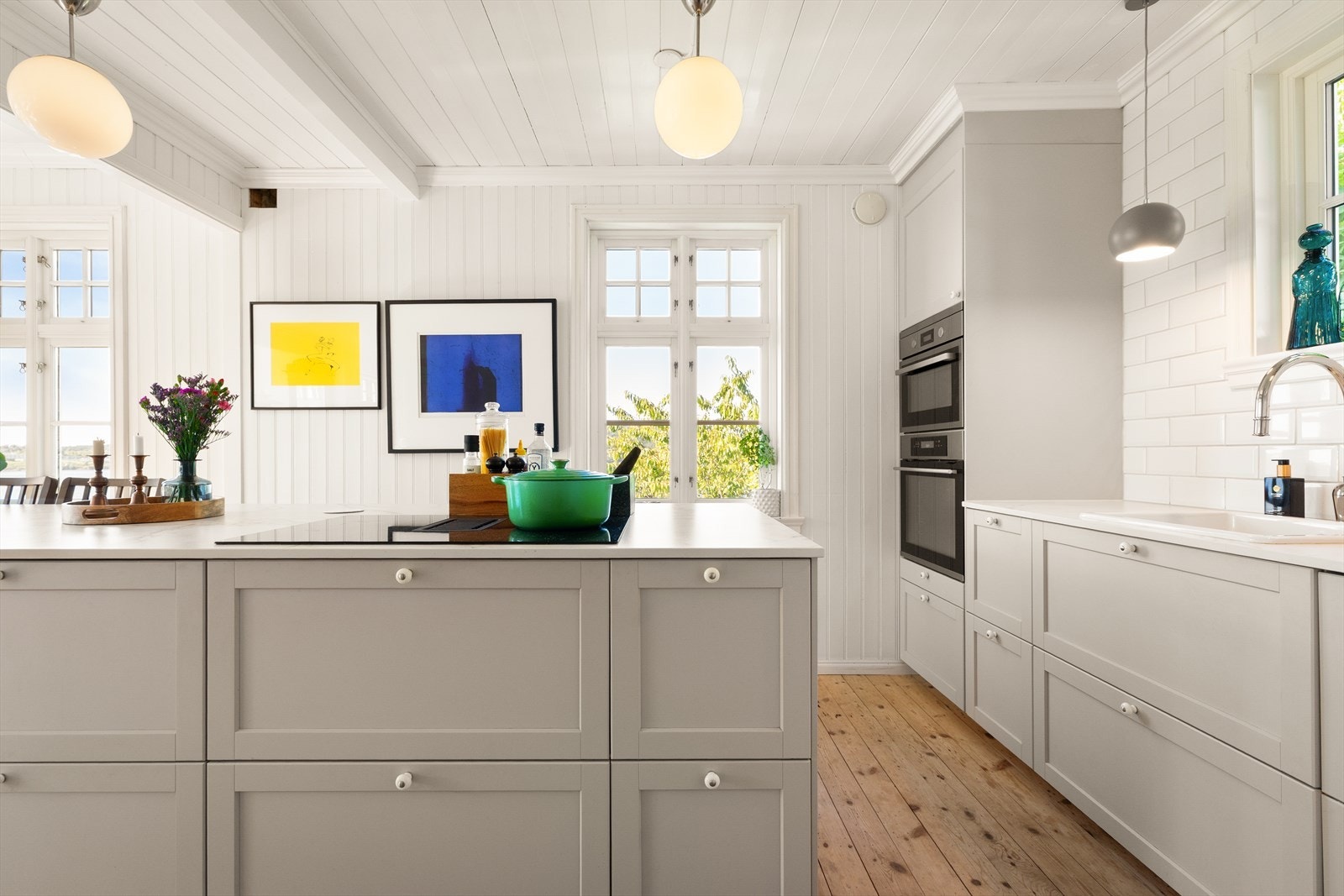 Kjøkkenet har komfyr, mikrobølgeovn, oppvaskmaskin og kjøleskap/frys. Galleribilde