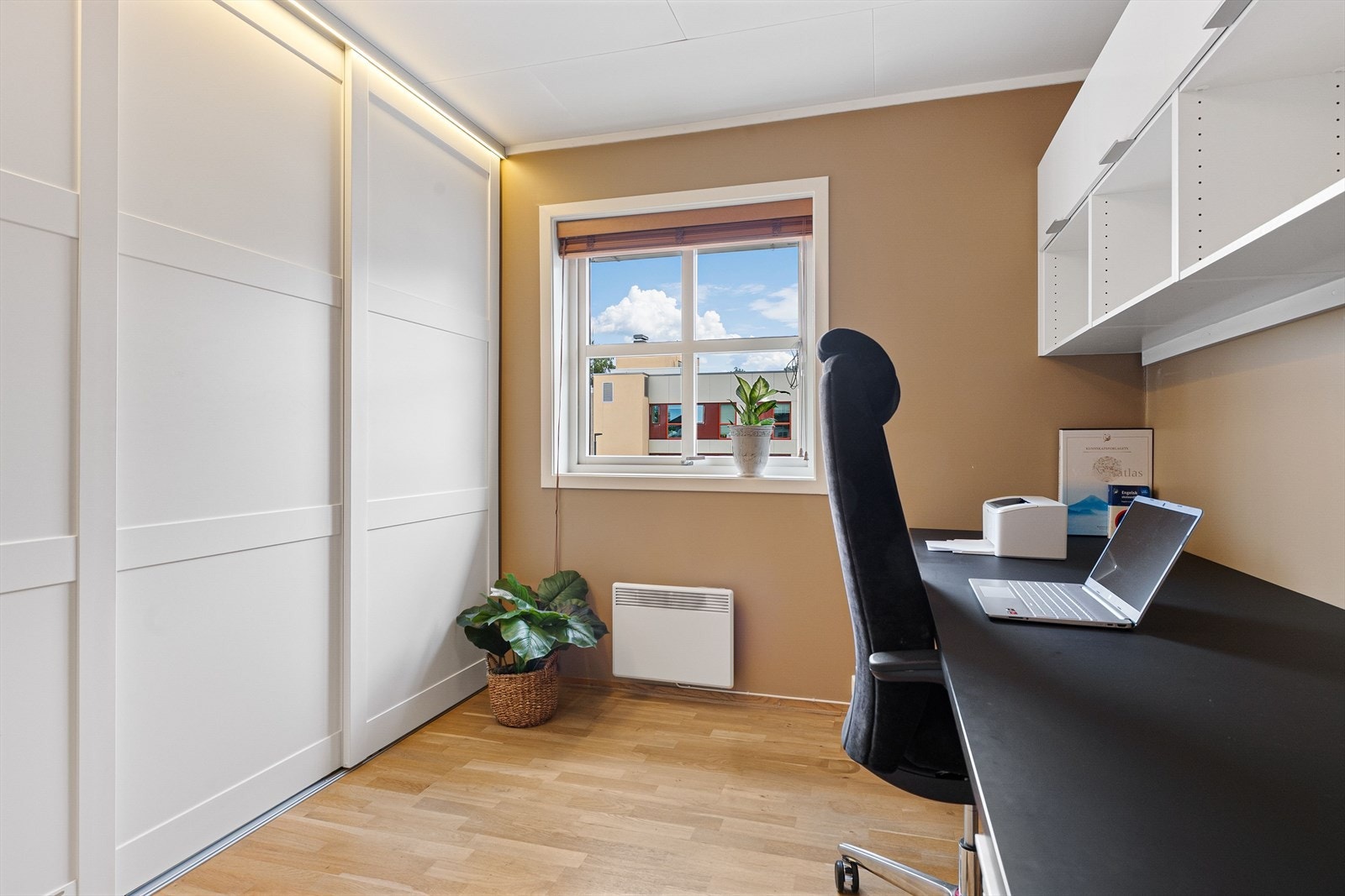 Kontor eller et soverom nummer tre. Plassrik skyvedørsgarderobe er montert. Galleribilde