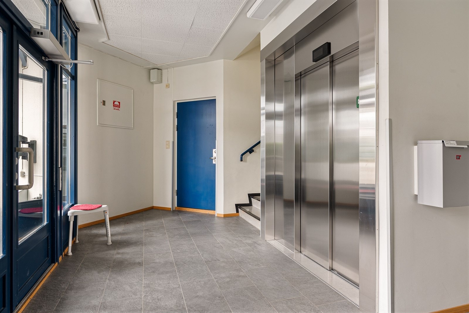 Trappefri adkomst fra bakkeplan, felles oppgang med heis og trapp. Galleribilde