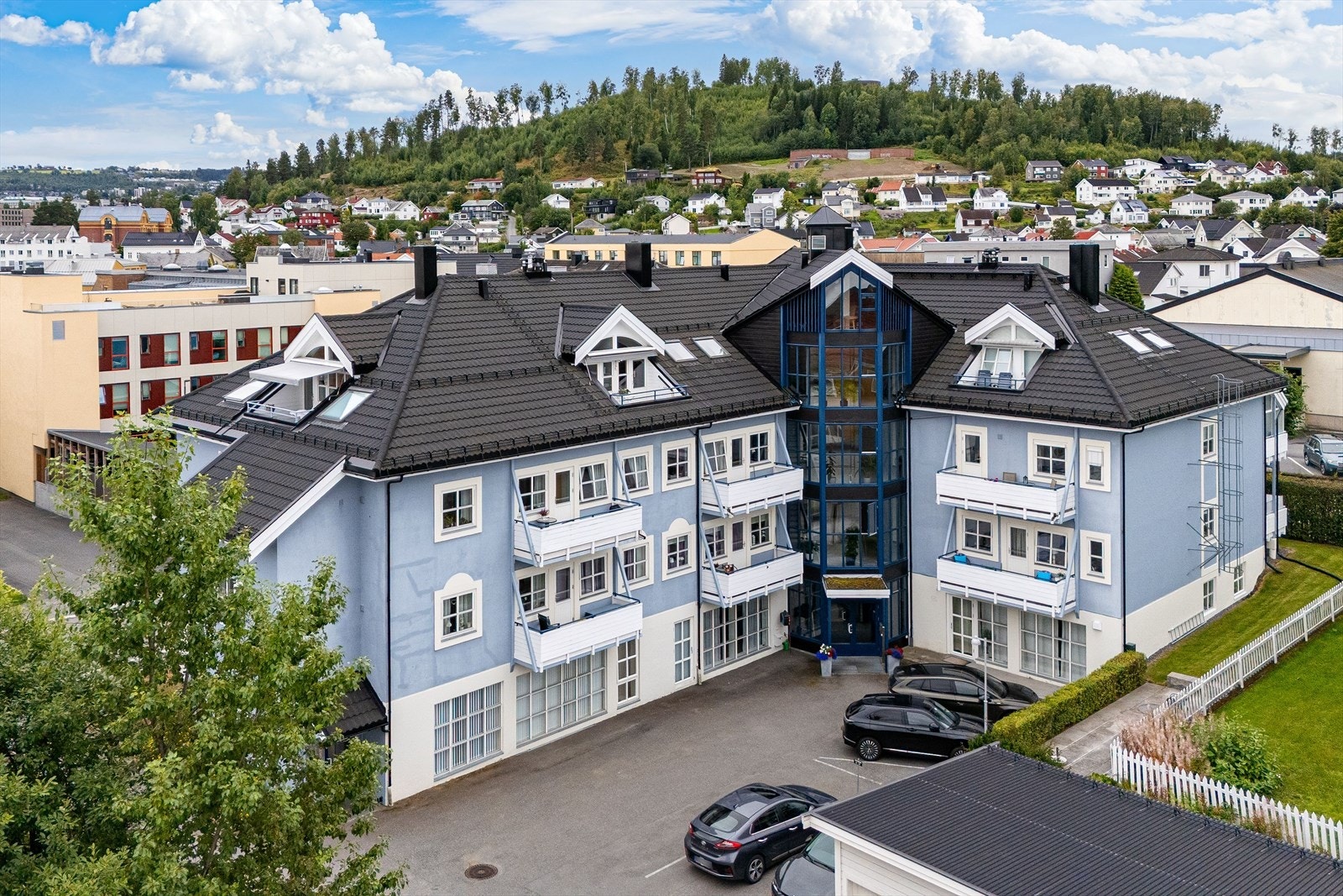 Bygget sett utenfra med drone. Galleribilde
