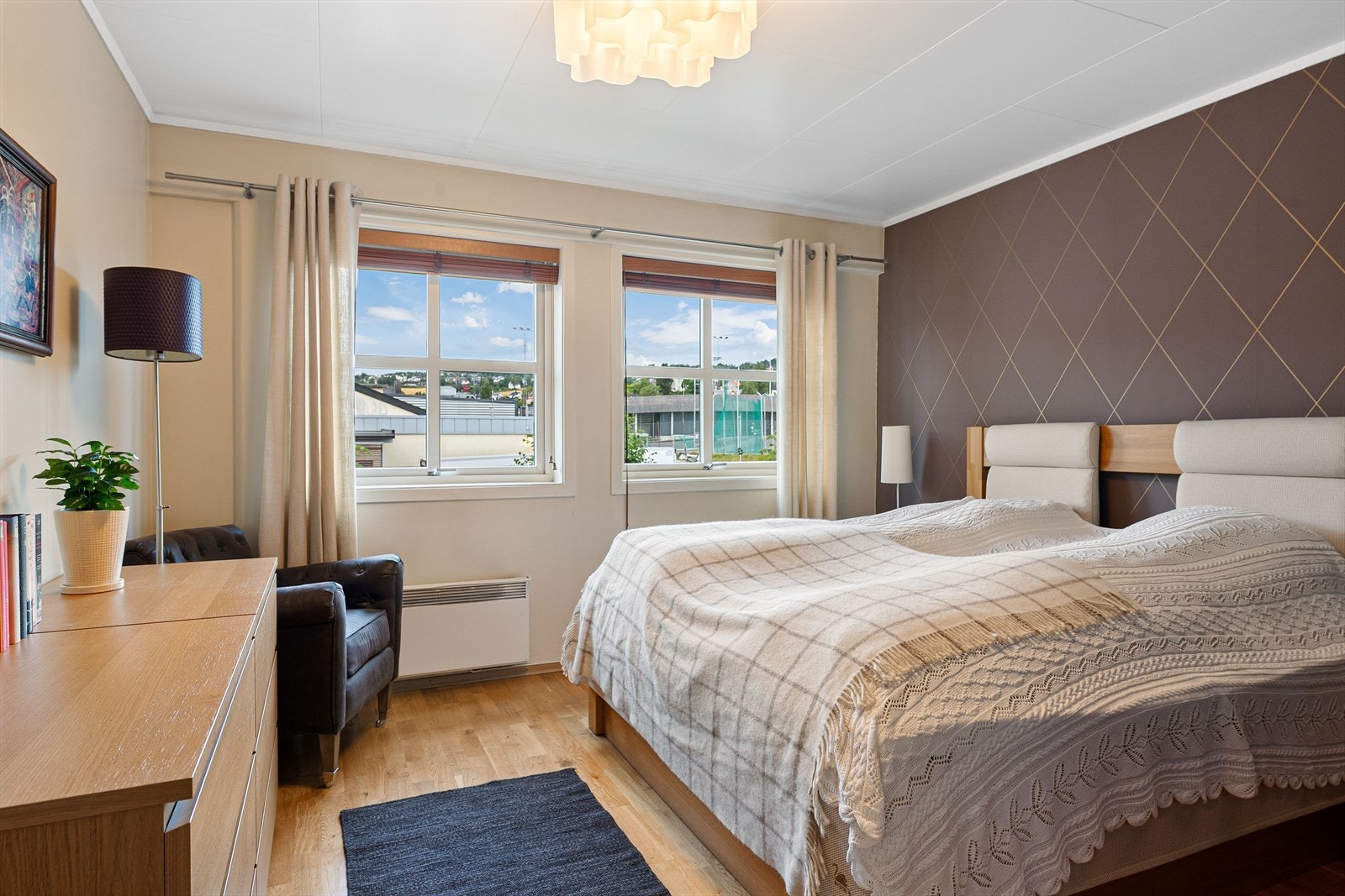 Romslig master bedroom med god plass til dobbeltseng og tilhørende møblementer. Galleribilde