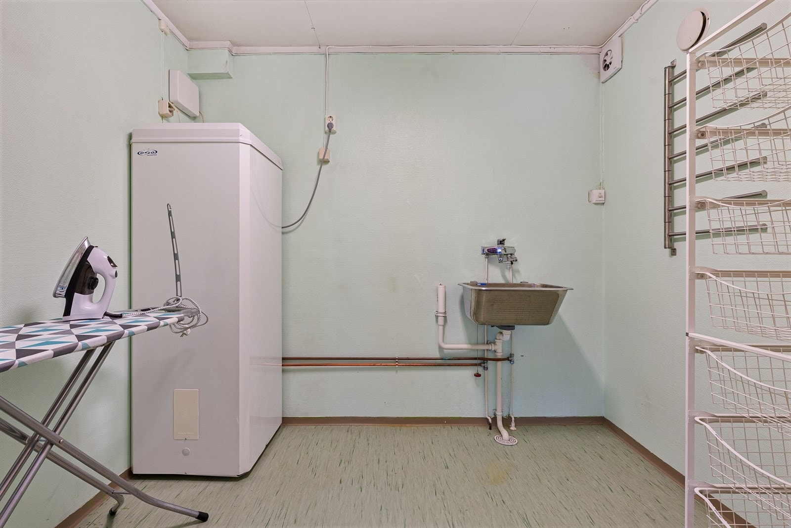 Separat vaskerom med plass til vask, tørk og strykemuligheter samt oppbevaring. Galleribilde