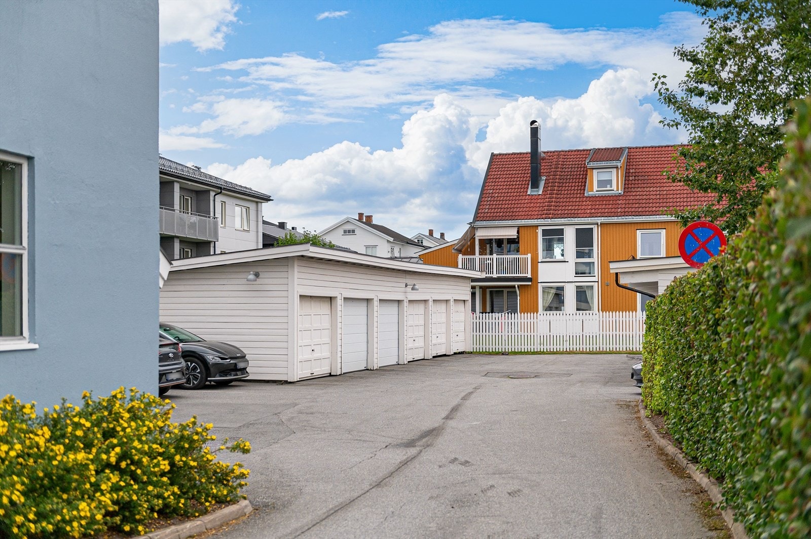 Skjermet og privat asfaltert bakgård med biloppstillingsplass i garasje/carport. Galleribilde