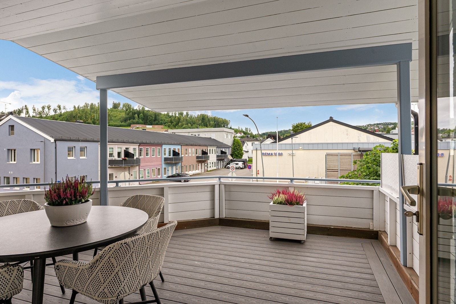 Terrassen er vestvendt med gode solforhold og er på hele 18 kvadrat, god plass til utemøblement. Galleribilde