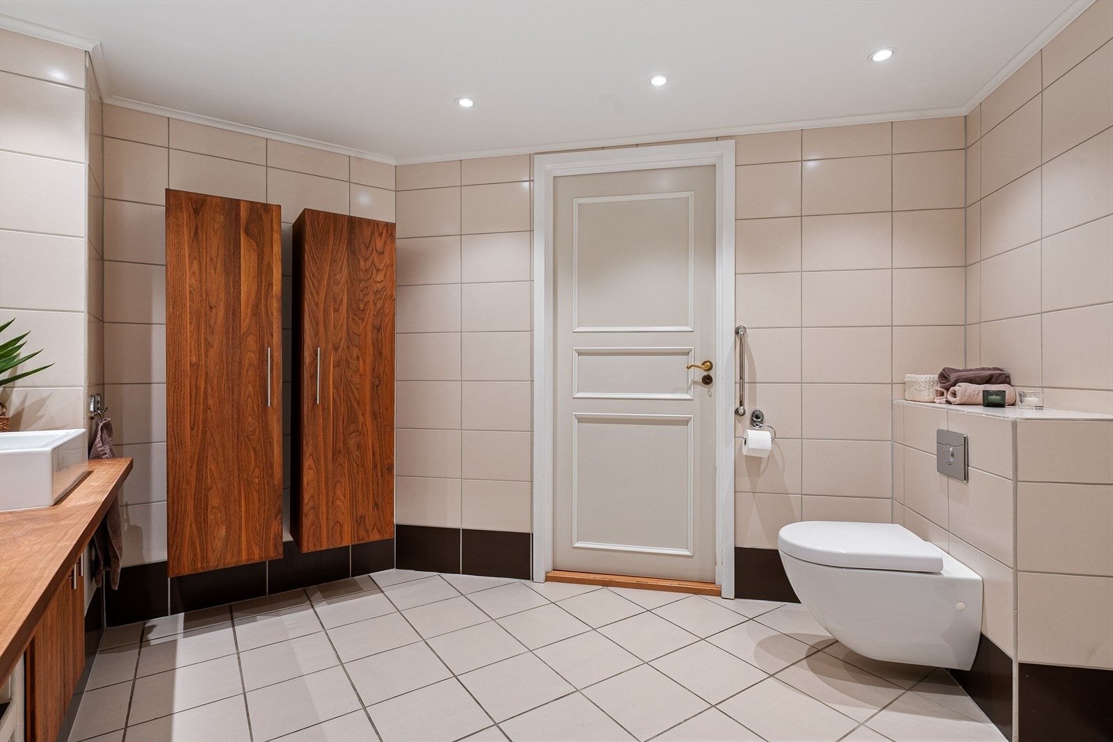 Badet har en god størrelse med god oppbevaring i innredning Galleribilde