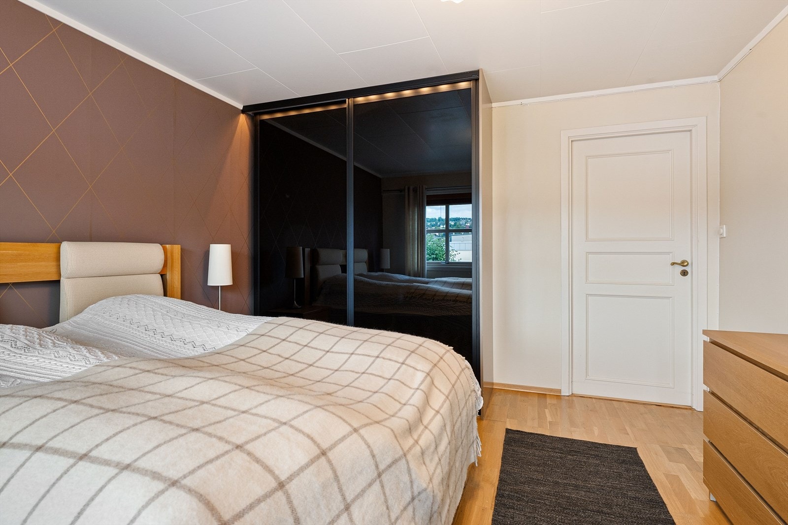 Det er skyvedørsgarderobe med belysning. Galleribilde