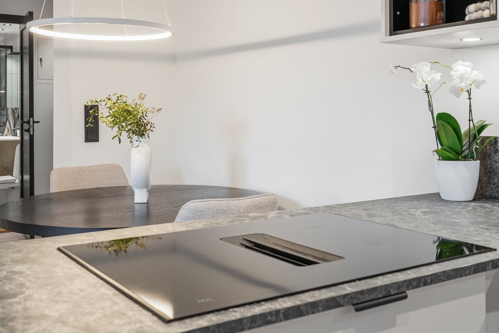 Platetoppen har integrert ventilator med kullfilter, og det er installert komfyrvakt for økt sikkerhet. Galleribilde