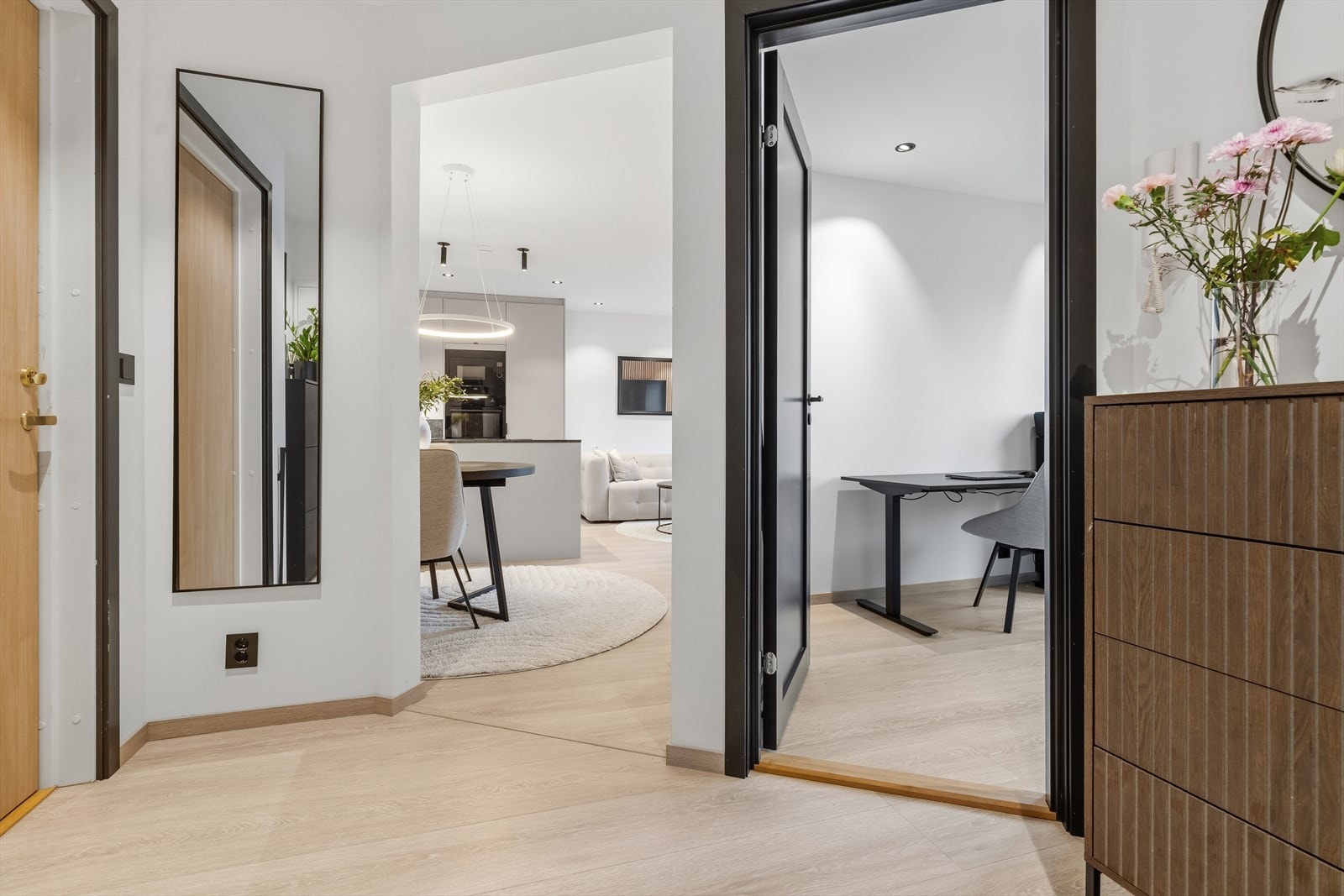 Fra ytterdøren åpner entréen seg i en romslig gang med plass til oppbevaringsmøbler langs veggen. Galleribilde