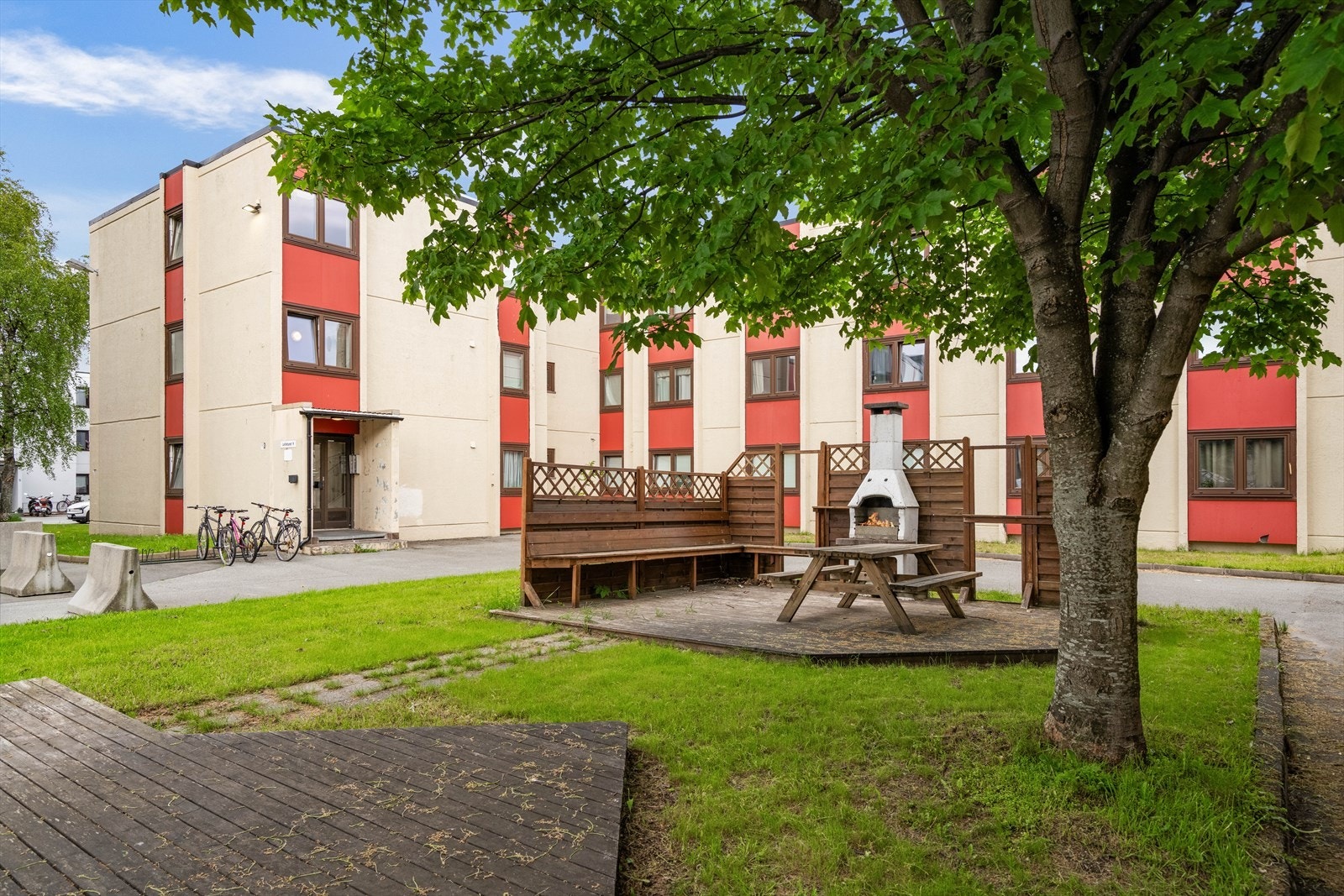 Borettslaget har felles uteområder med sittegrupper. Galleribilde