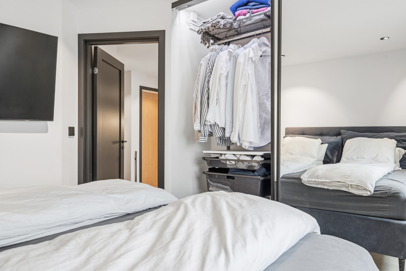 Her er det også utstyrt med skyvedørsgarderobe med innvendig organisering. Galleribilde