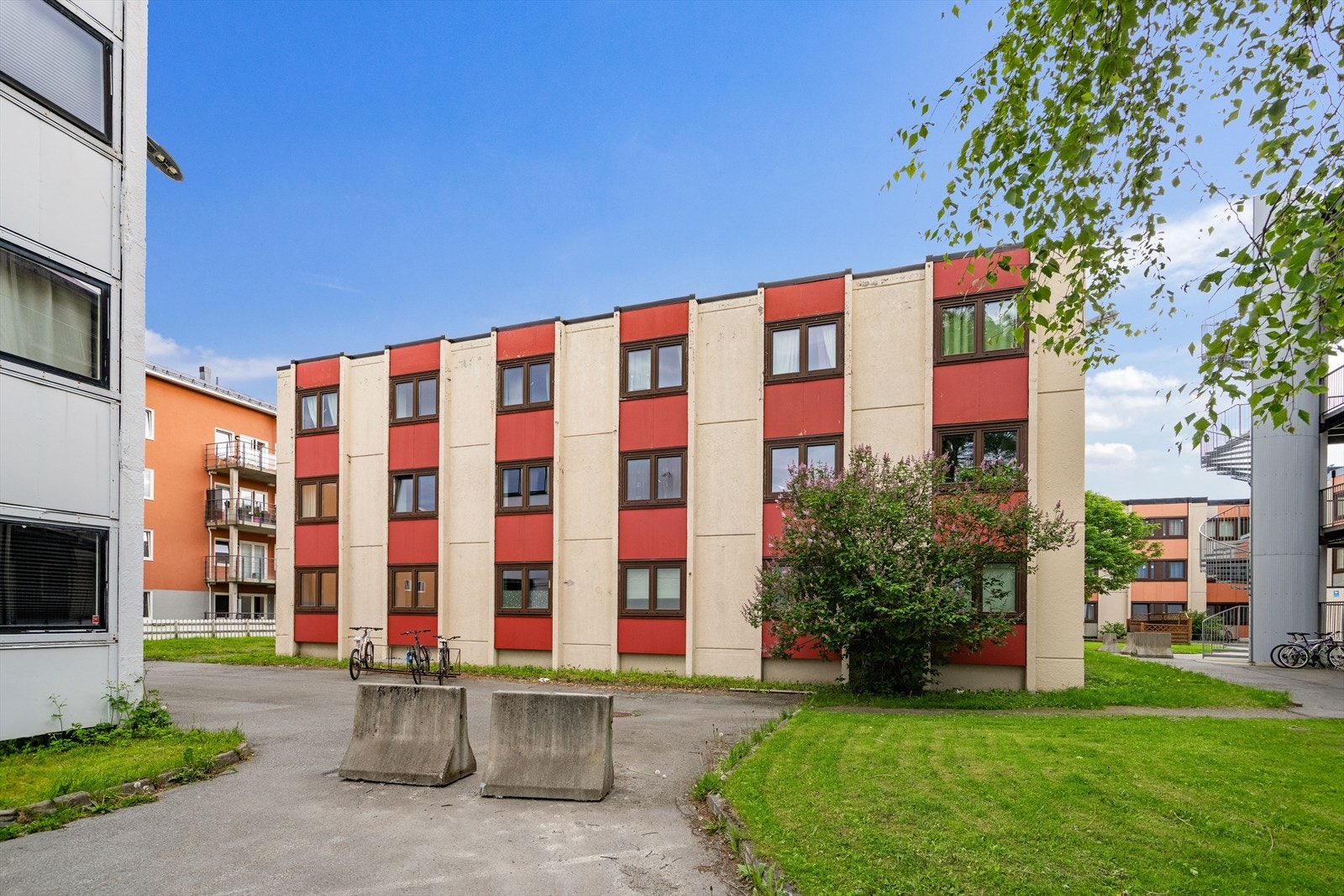 Leiligheten ligger i 2. etasje i en lavblokk tilhørende Reinsletta Bygg D borettslag. Galleribilde