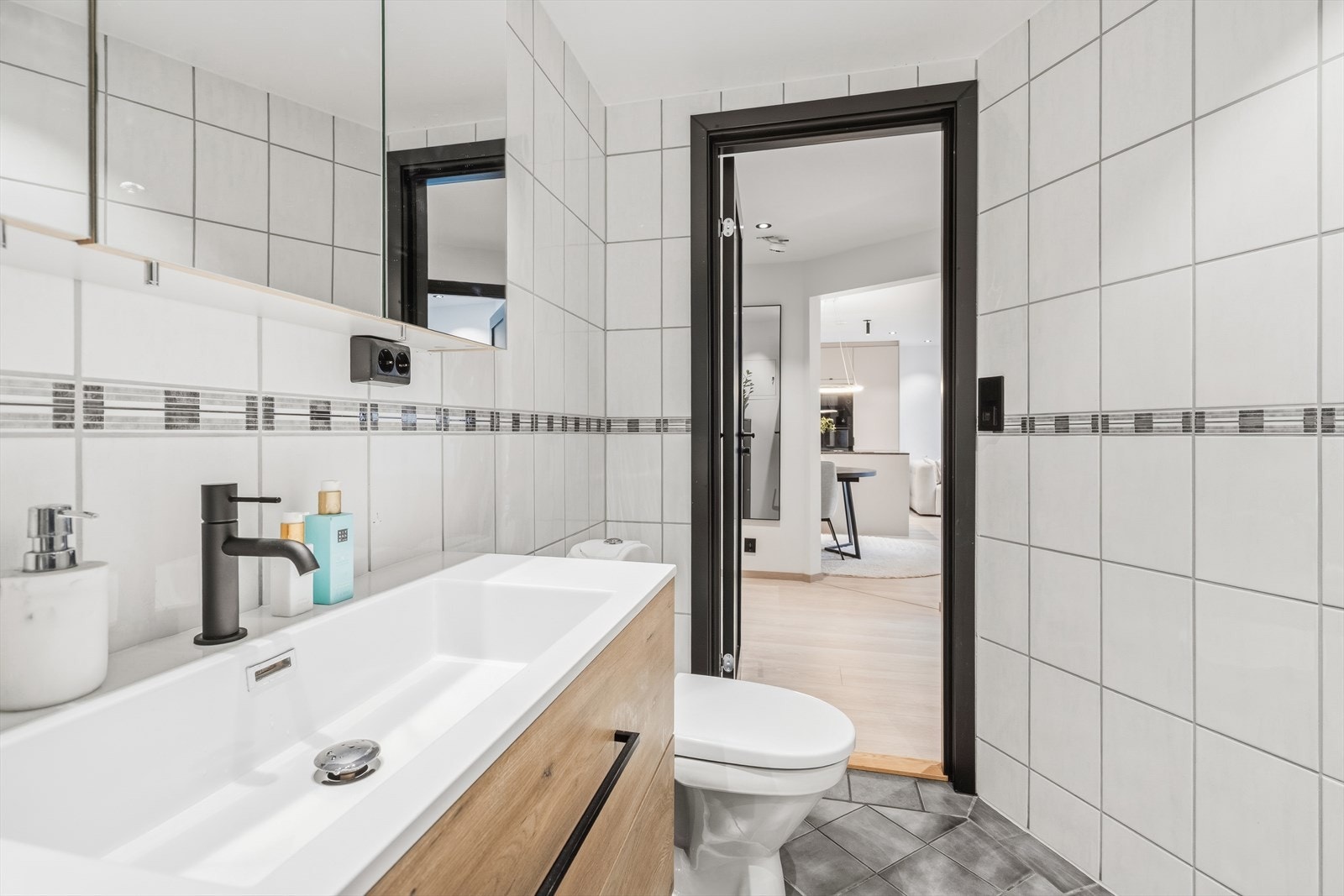 Badet har dusjkabinett og gulvstående toalett. Galleribilde
