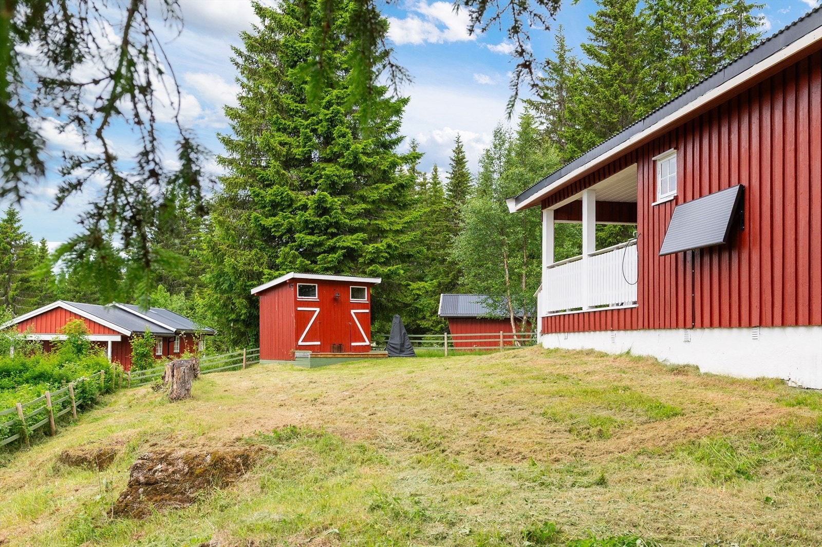 Romslig og solrik hage med gode muligheter for lek, aktiviteter og hyggelige uteopphold. Galleribilde