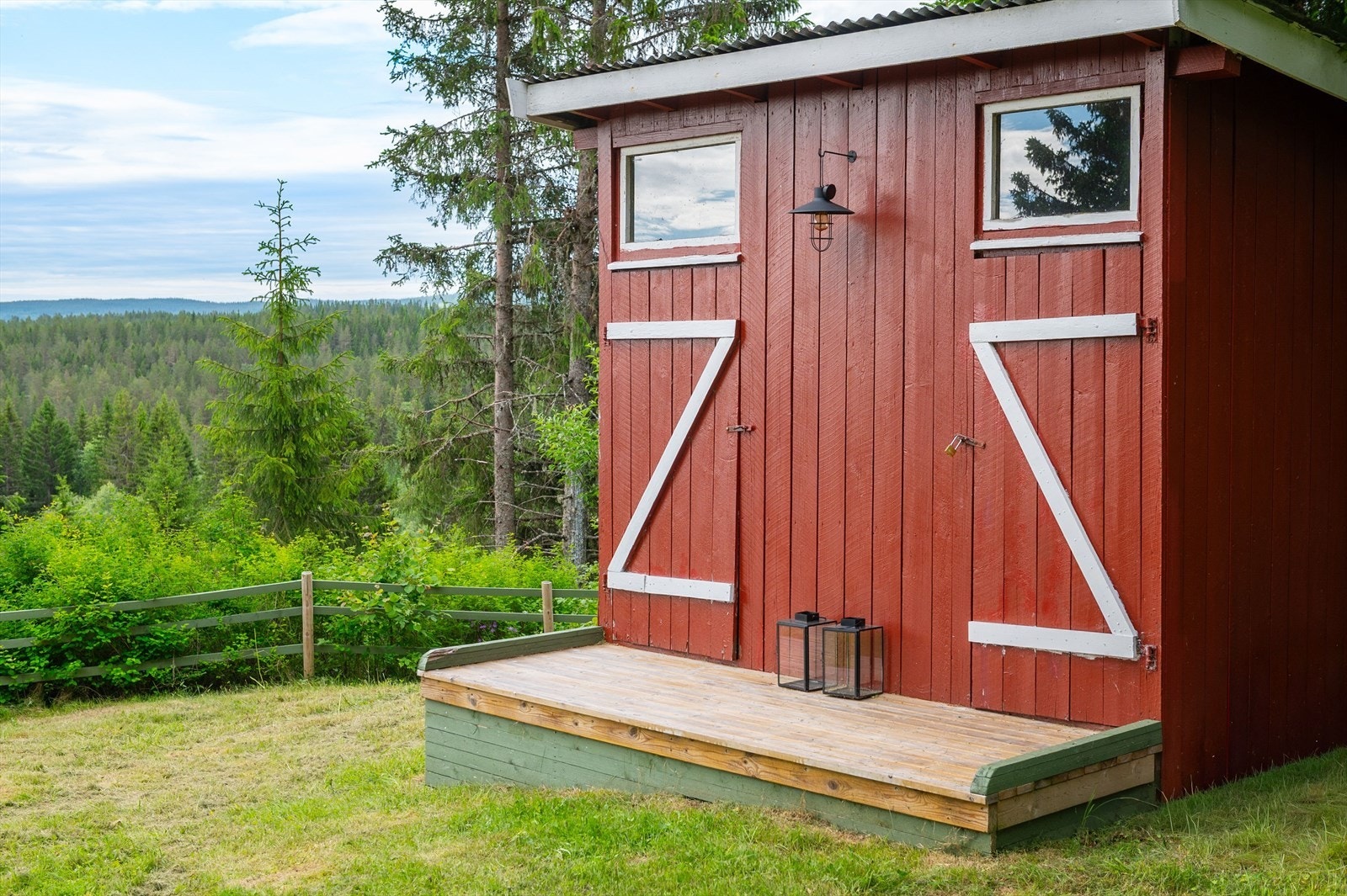 Uthus med utedo og bod. Galleribilde