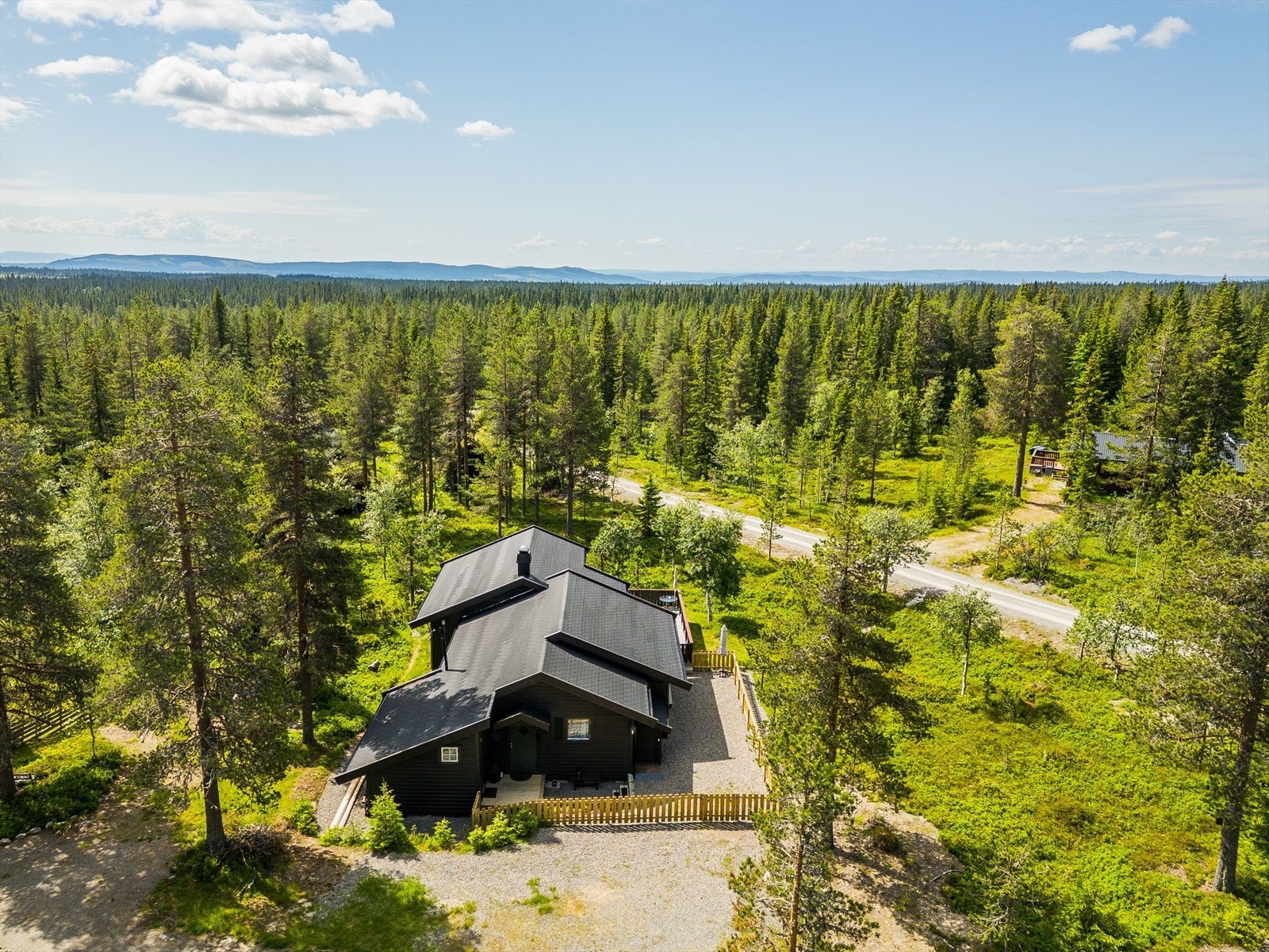 Beliggende i skogsterreng ca. 688 moh. i naturskjønne omgivelser i attraktivt og eldre etablert hytteområde på Hammarseterhøgda i Ringsakerfjellet, Ringsaker kommune. Galleribilde