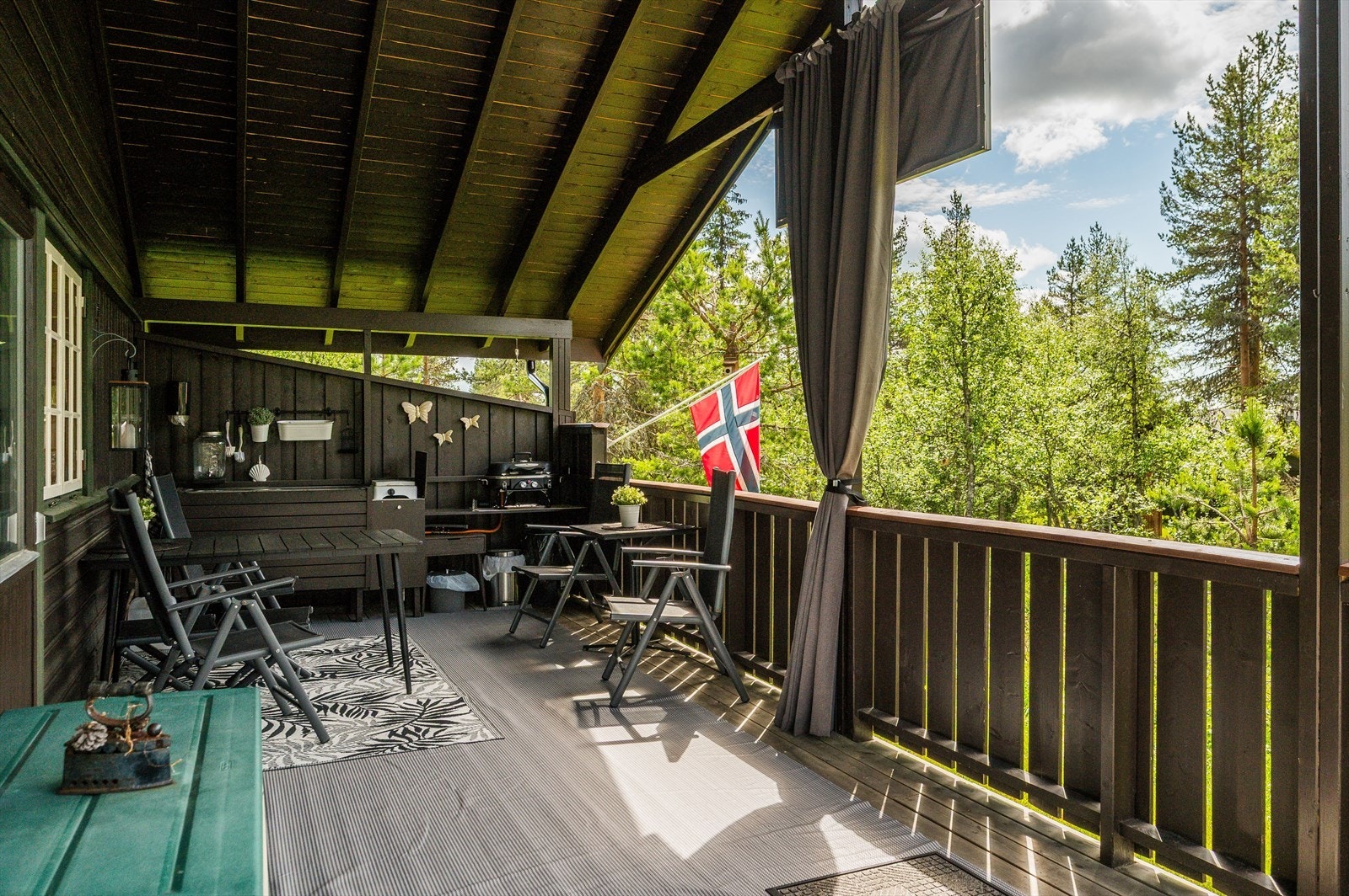 Fra stuen er det utgang til en stor og solrik terrasse på 50m² hvorav 20m² er overbygget. I enden av terrassen er det etablert et hyggelig utekjøkken med grillplass. Galleribilde