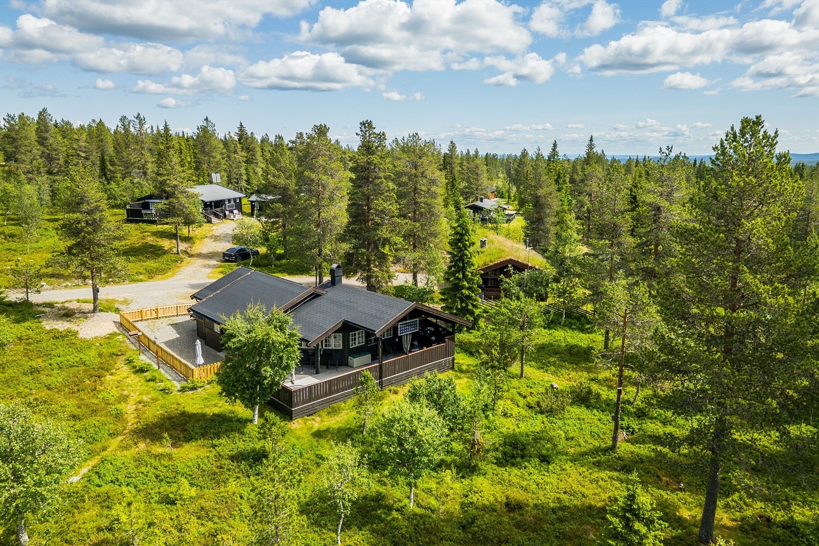 Hytta har fin og solrik beliggenhet i naturskjønne omgivelser på Hammarseterhøgda i Ringsakerfjellet. Ringsakerfjellet byr på gode naturopplevelser for hele familien, sommer som vinter. Galleribilde