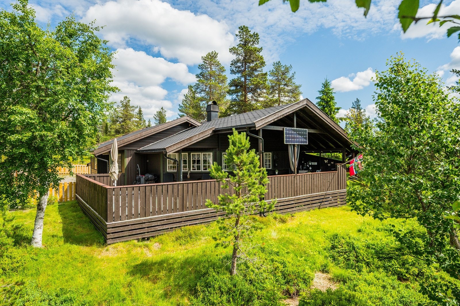 En koselig hytte fra 1996 som ble tilbygget og fikk nytt tak i 2025. Fra stuen er det utgang til en stor og solrik terrasse på 50m² hvorav 20m² er overbygget. Galleribilde