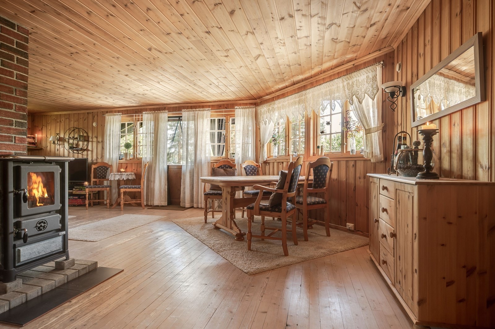 I stuen er det en koselig peisovn med klebersteinsdetaljer som både gir god varme og bidrar til ekstra hygge. Galleribilde