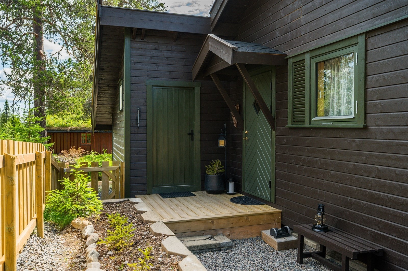 Du ønskes velkommen inn via et hyggelig inngangsparti med ny terrasseplatting i 2025 og et fint blomsterbed. Galleribilde