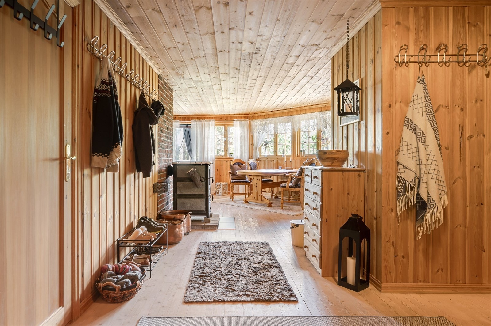 Videre kommer du inn i en romslig gang som fungerer som et knutepunkt i hytta. Galleribilde