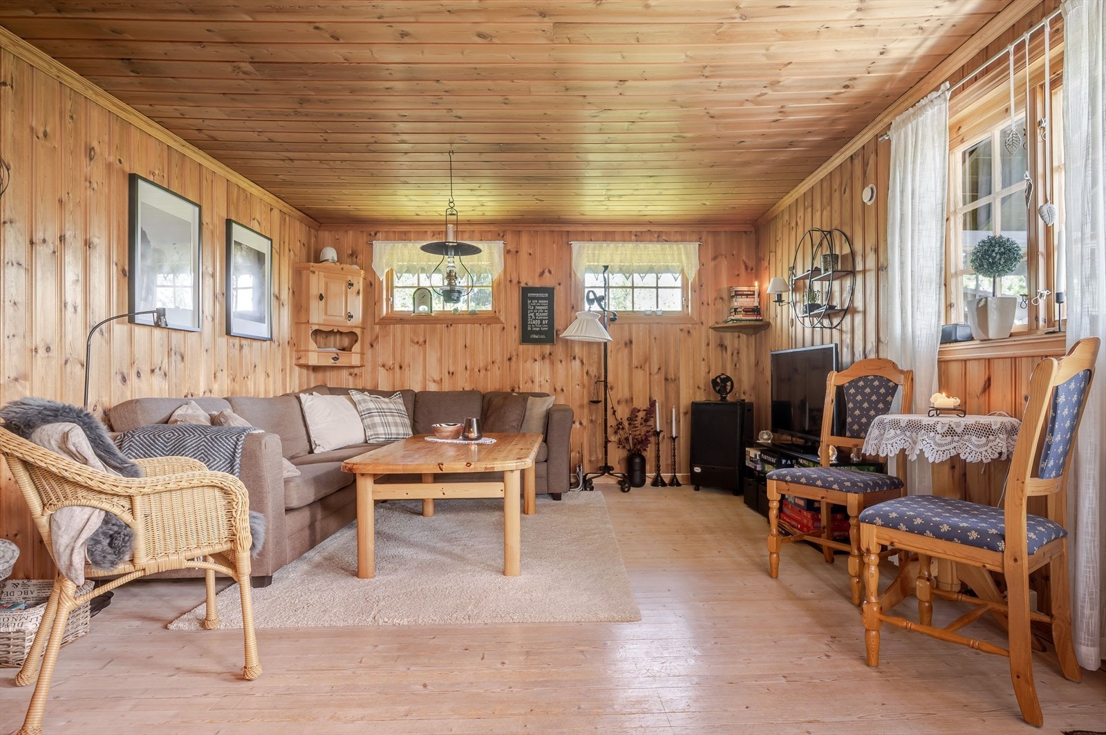 I stuen er det god plass til en stor sofagruppe med salongbord. Galleribilde