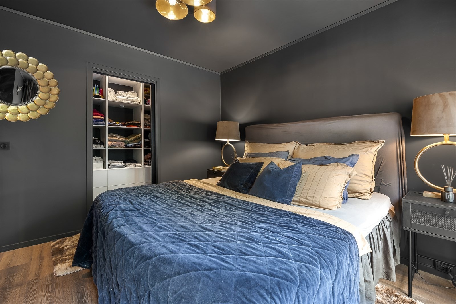 Fra hovedsoverommet er det adkomst til et praktisk walk-in-closet. Galleribilde