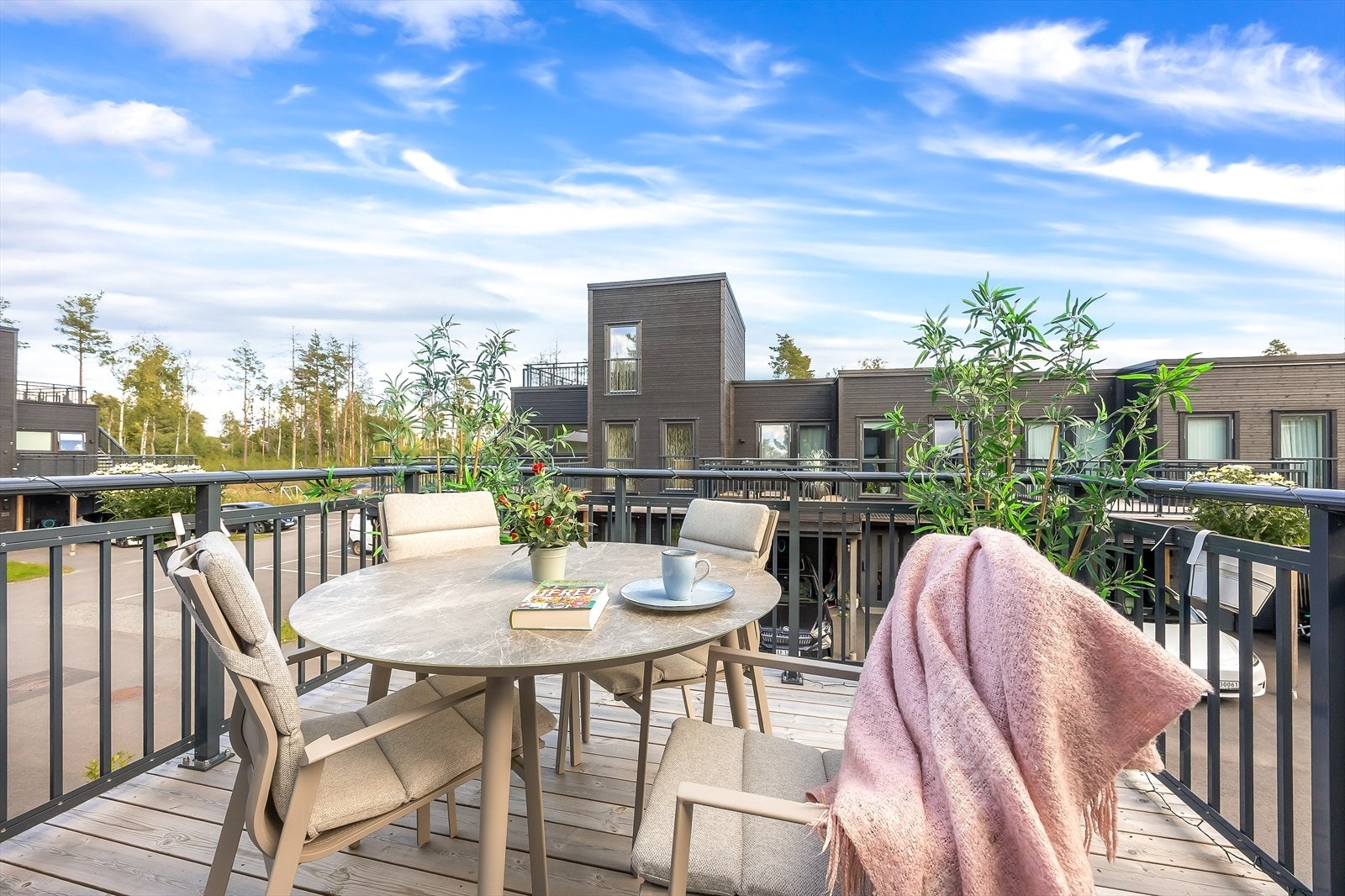 Terrassen i 2. etasje gir et fint utsyn over boligområdet. Galleribilde