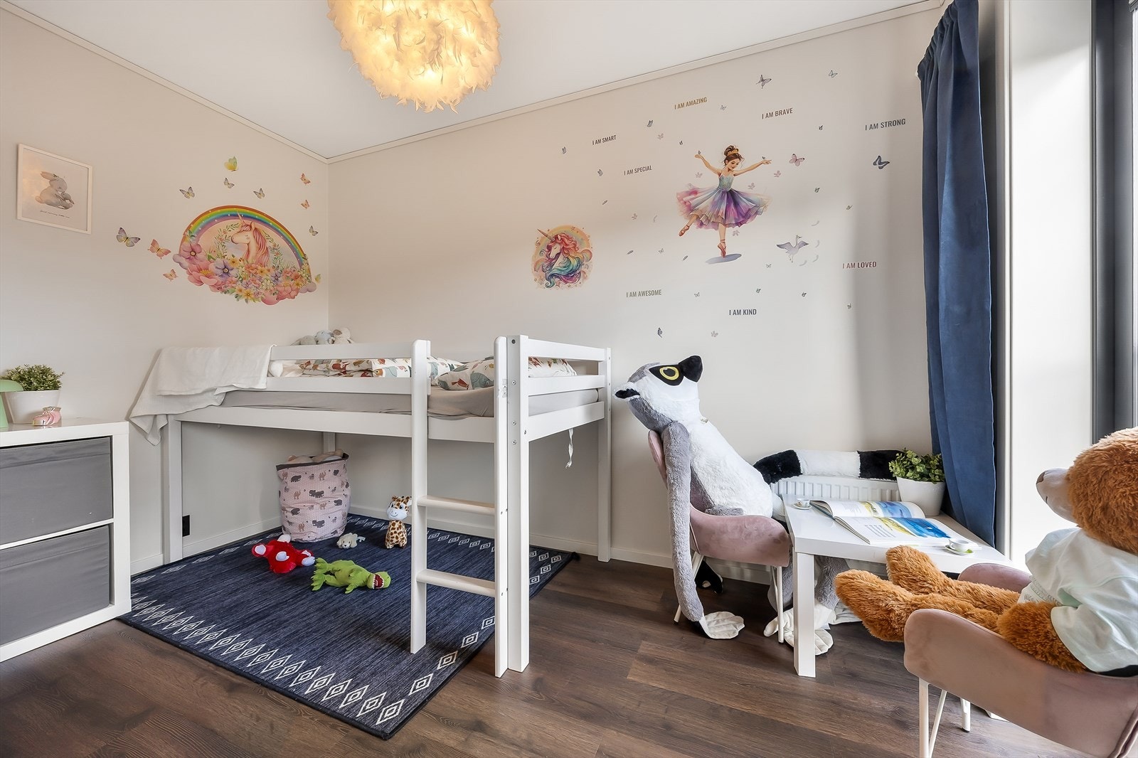 To av soverommene i 2. etasje gir fleksibilitet til å innrede etter behov, enten som barnerom, gjesterom eller hjemmekontor. Galleribilde