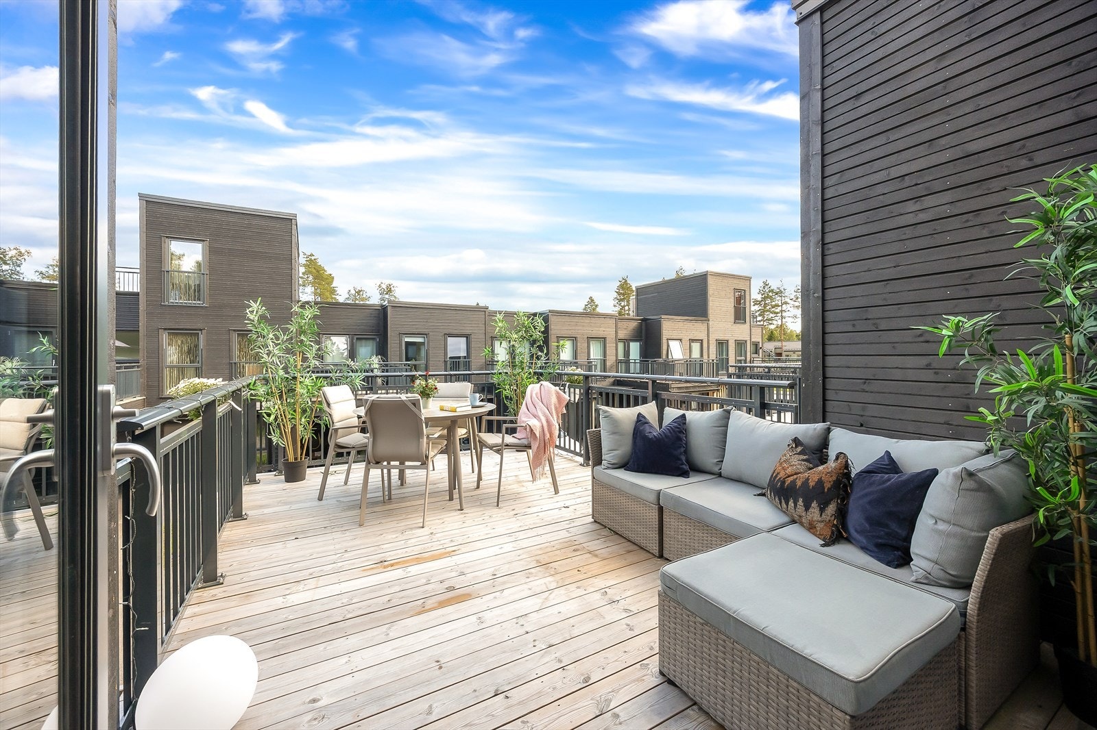 Terrasse på 15 m² med impregnerte gulvbord og rekkverk av aluminium. Galleribilde