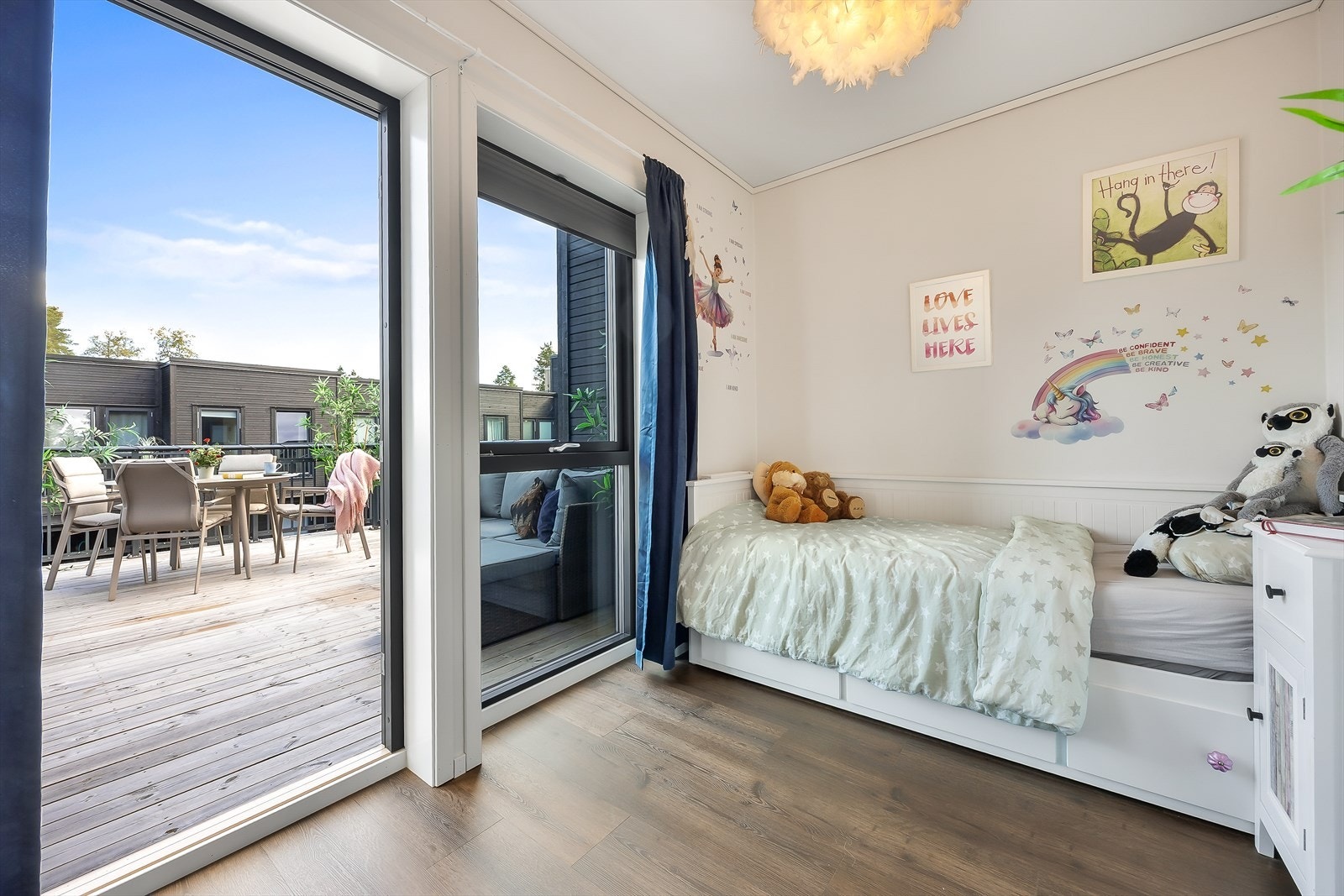 Terrassen i andre etasje har impregnerte gulvbord og rekkverk i aluminium. Galleribilde