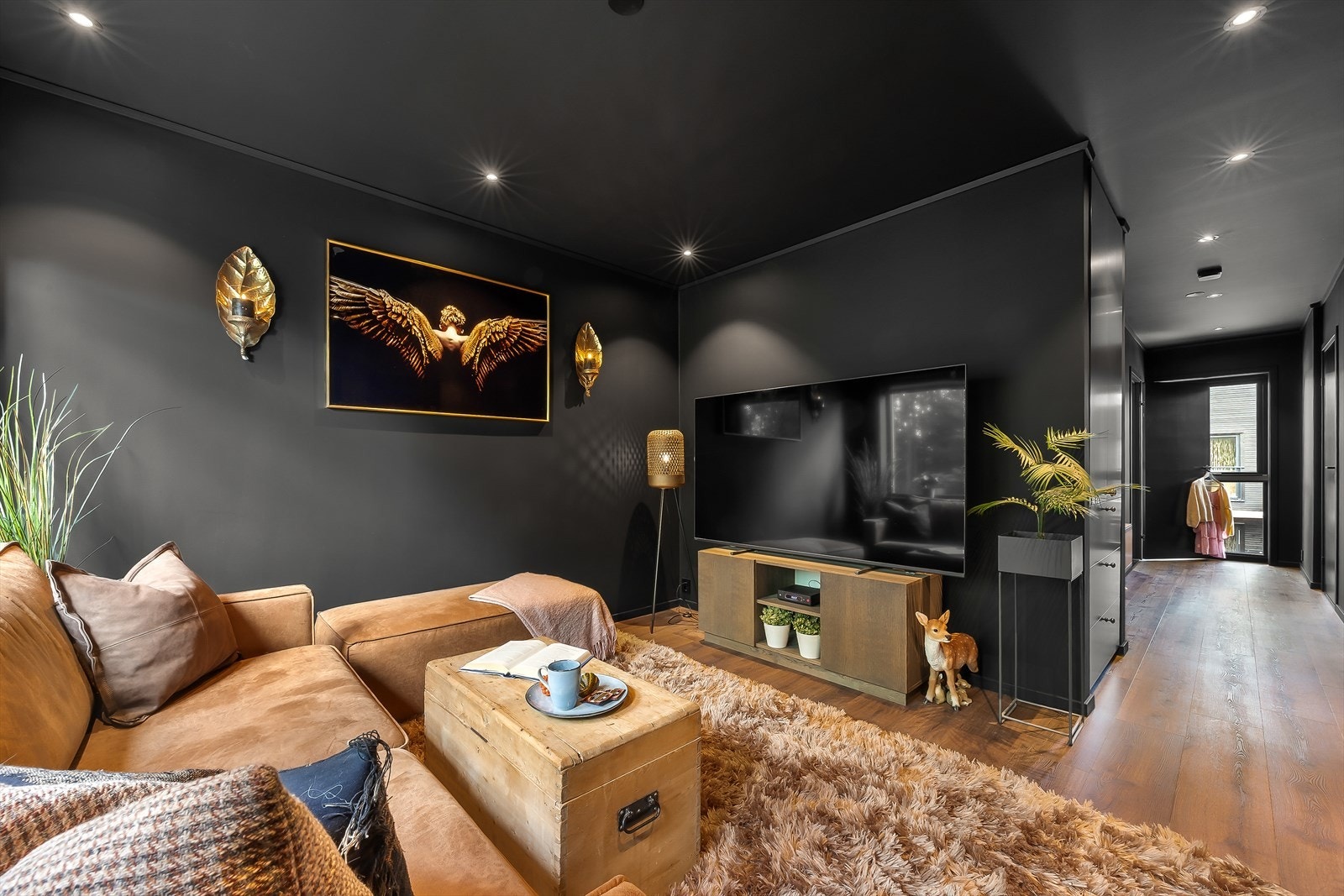 Med plass til både sofa og media-møblement, er dette rommet perfekt for ungdommen i huset eller som en koselig TV-stue. Galleribilde