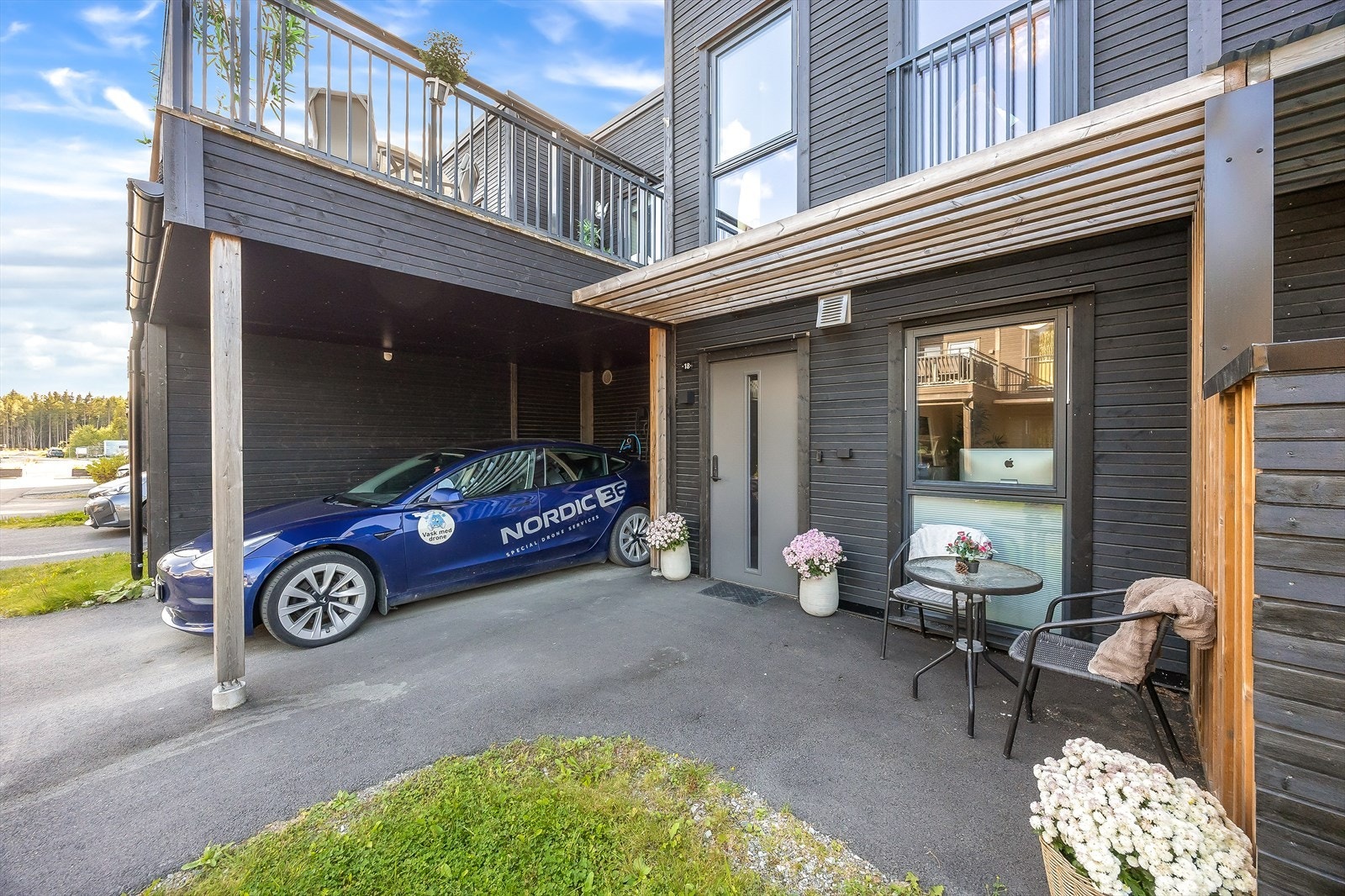 Carport med elbillader. I tilknytning til carporten er det en sportsbod for ekstra lagring. Galleribilde