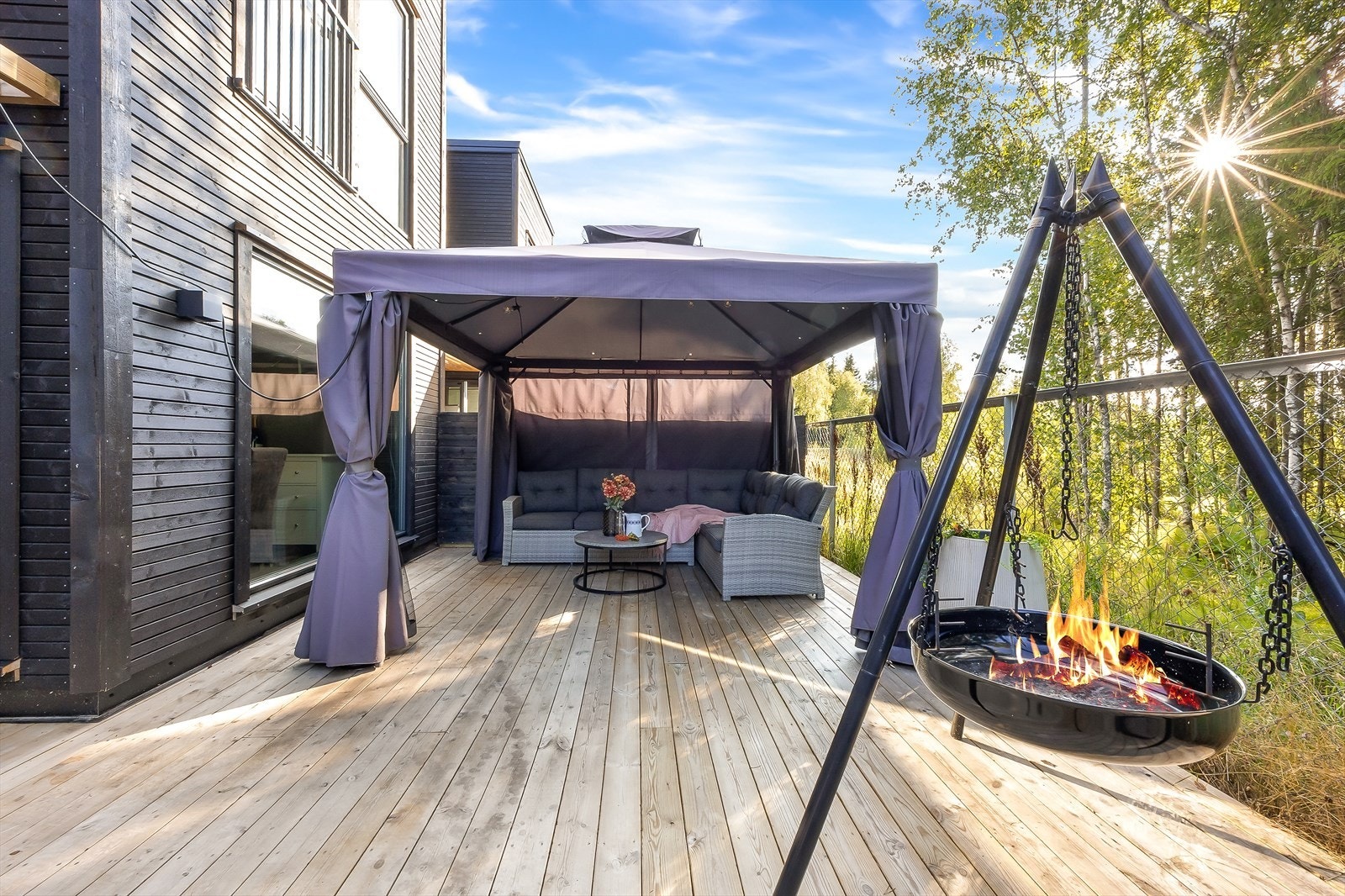 Den romslige terrassen blir en naturlig forlengelse av stuen på sommerhalvåret. Galleribilde