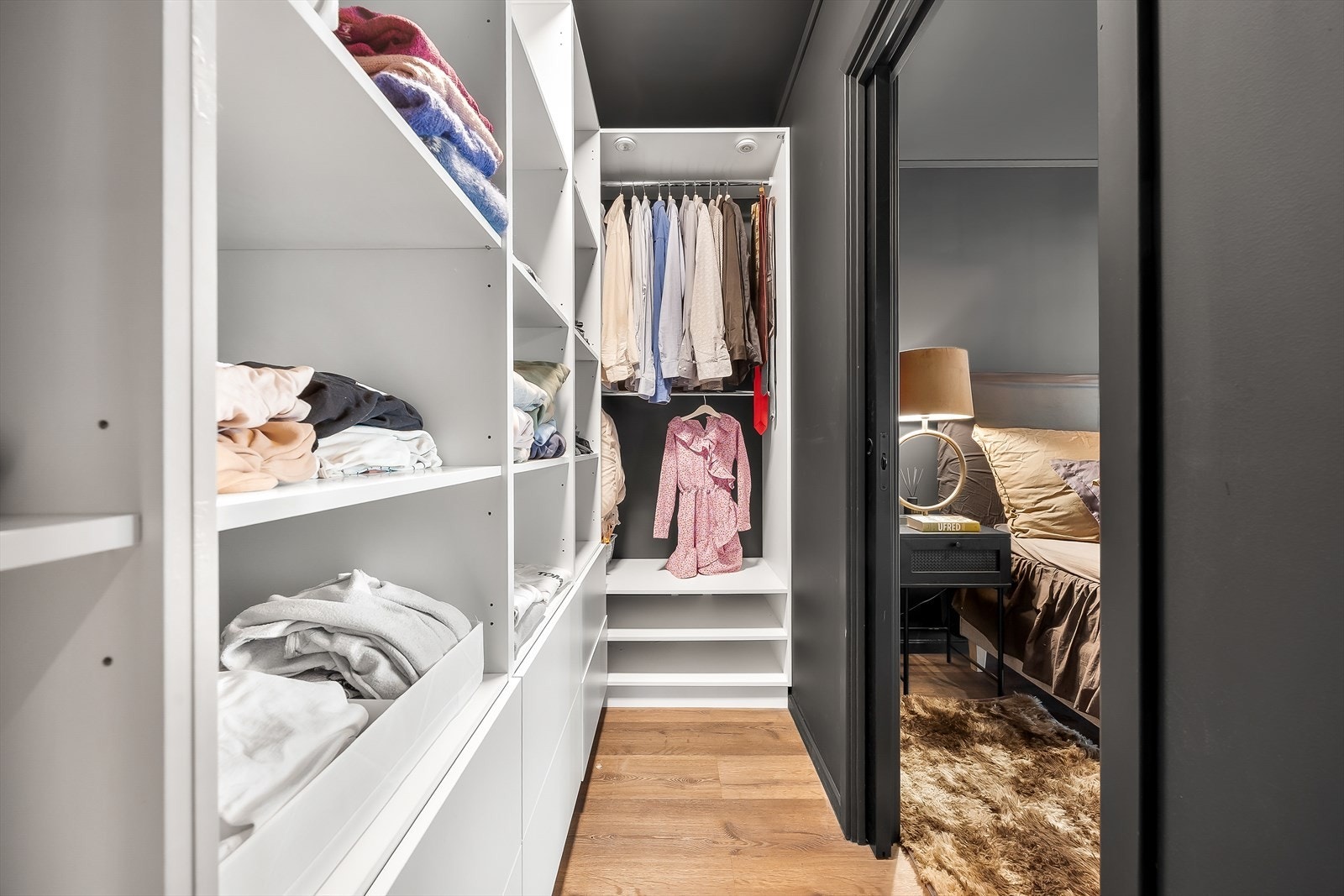 Walk-in-closet med rikelig med oppbevaringsplass. Galleribilde