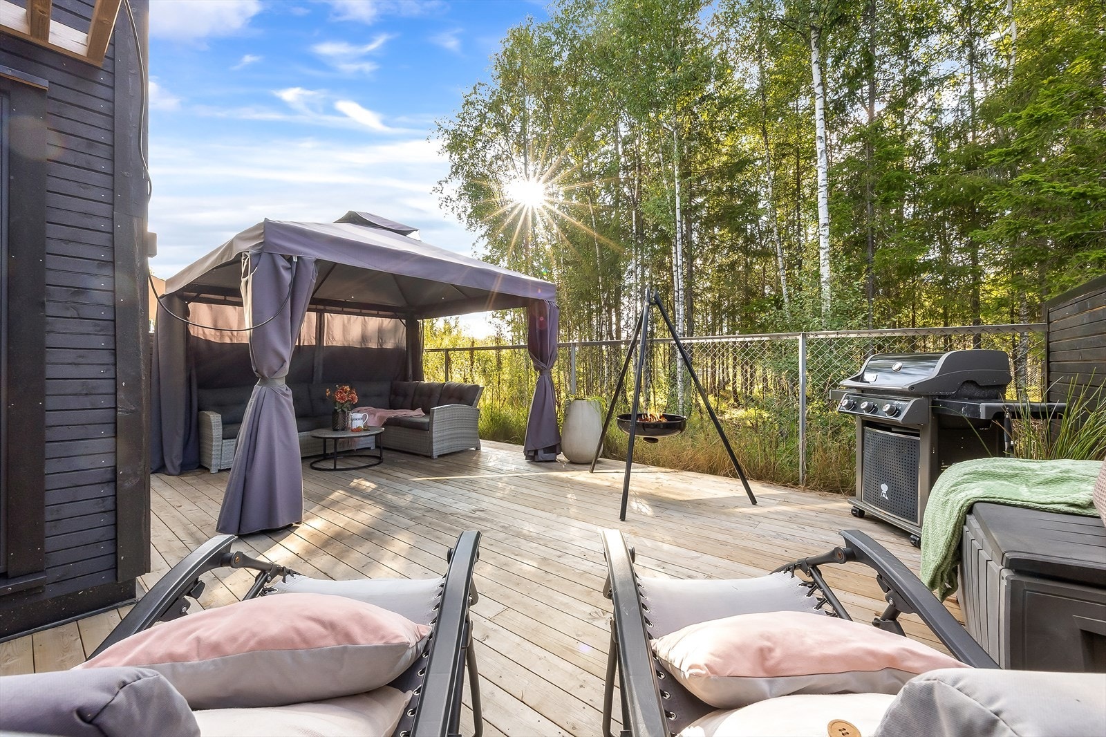 Den romslige terrassen på hele 33 m² har godt med plass til flere møbleringsmuligheter. Galleribilde