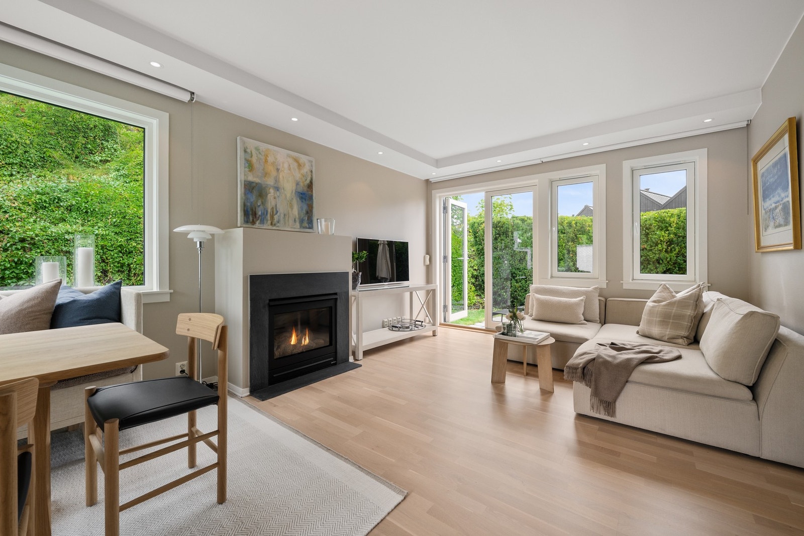Her samles familien - stue med plass til både sofagruppe og spisestue. Galleribilde