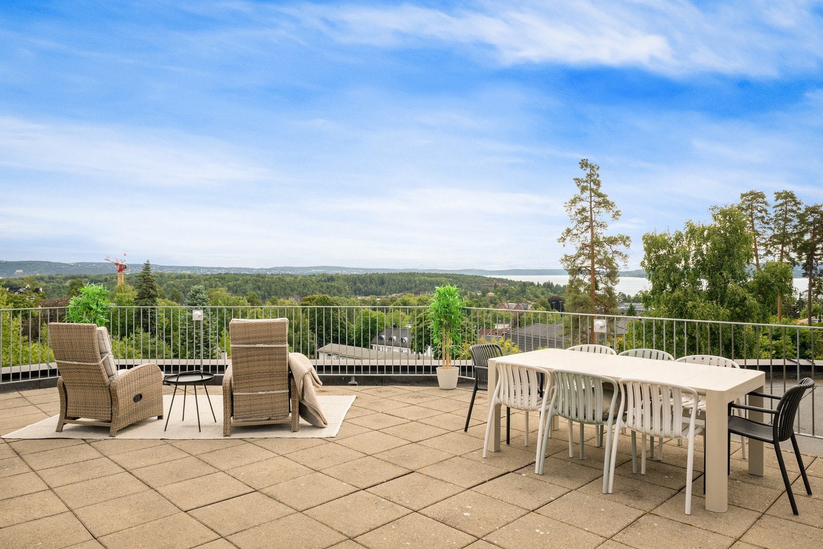 Felles, solrik takterrasse med panoramautsikt. Galleribilde