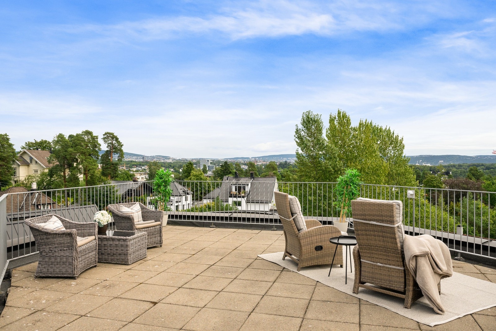 Felles, solrik takterrasse med panoramautsikt. Galleribilde