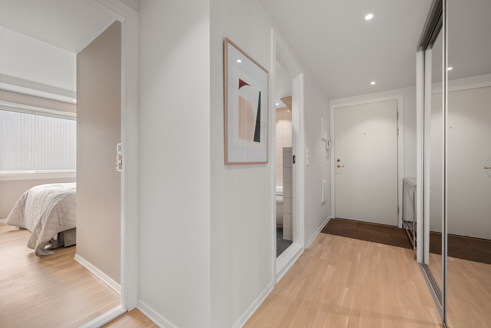 Velkommen inn! Leiligheten har en romslig entrè med skyvedørsgarderobe. Galleribilde