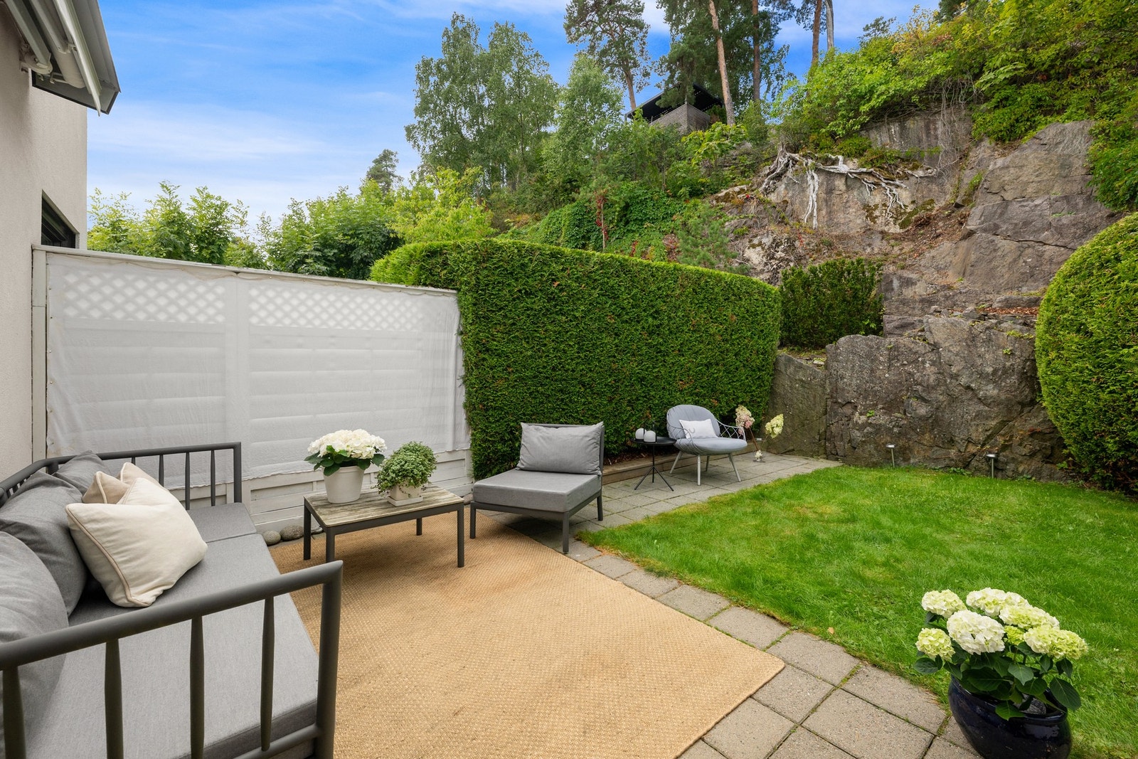 Det er plass til flere sittegrupper og en flat og lettstelt plen. Galleribilde