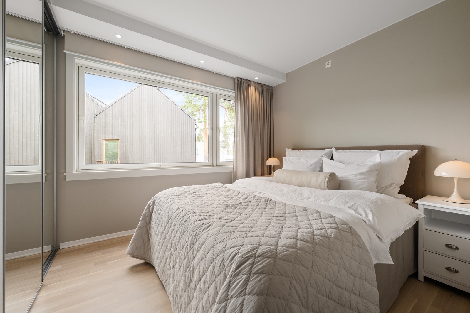 Soverom 1 er utstyrt med skyvedørsgarderobe. Galleribilde