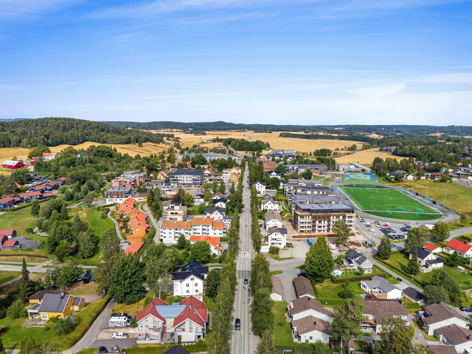 Det er kort vei til blant annet lekeplass, fotballbane, skiløyper, idrettshall og treningssenter. Galleribilde