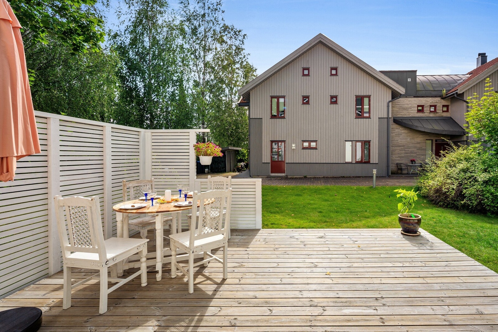 Fra kjøkkenet er det direkte utgang til terrassen og hagen, noe som skaper en fin forbindelse mellom inne og ute. Galleribilde