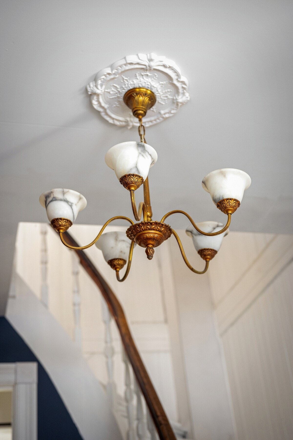 Den klassisk lysekronen og profilerte detaljer setter tonen for resten av boligen. Galleribilde